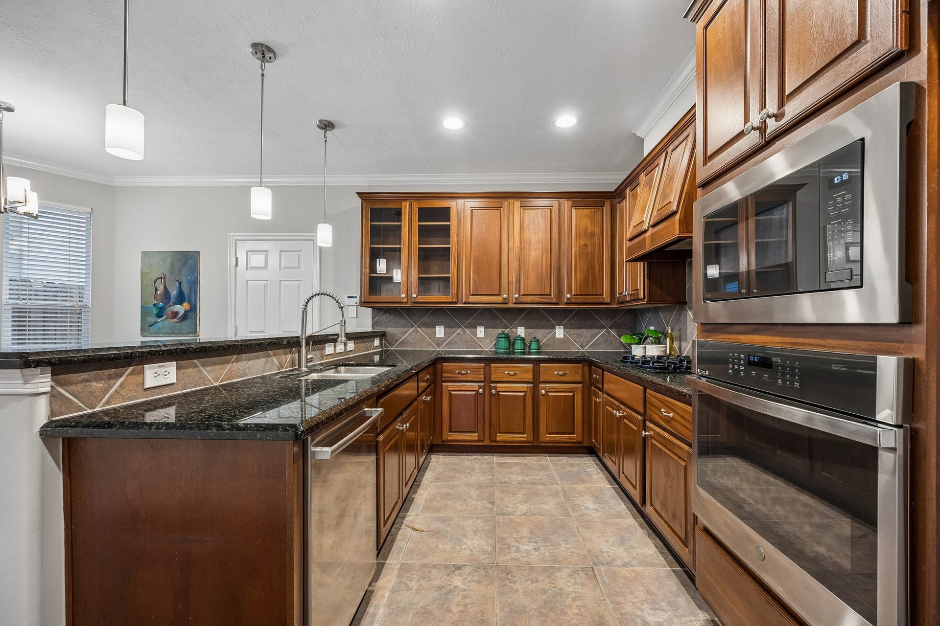 813 Olive Street, Houston, TX 77007 A kitchen made for cooking, hosting, and being part of the conversation.