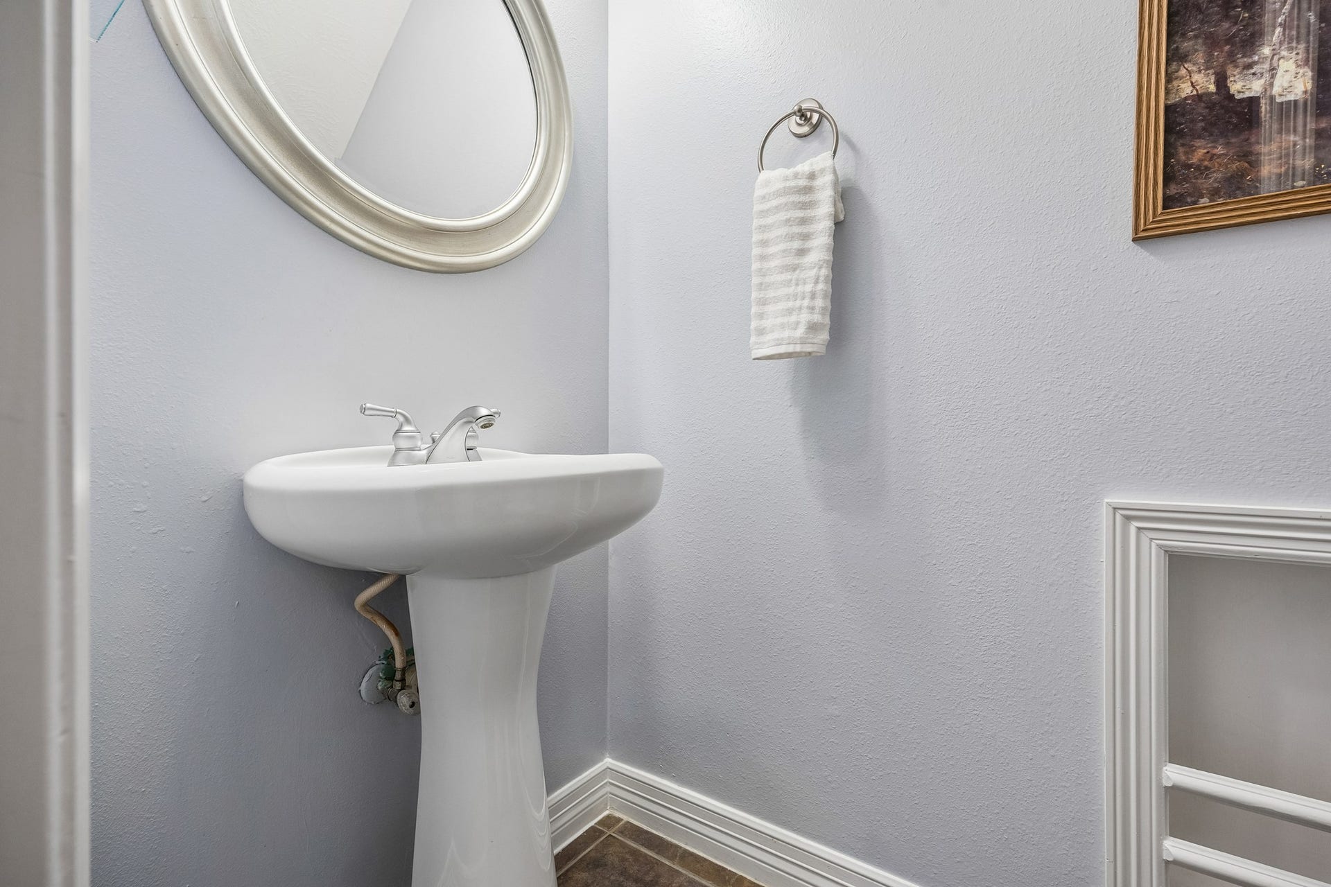 813 Olive Street, Houston, TX 77007 A conveniently located powder room, perfect for guests when entertaining.