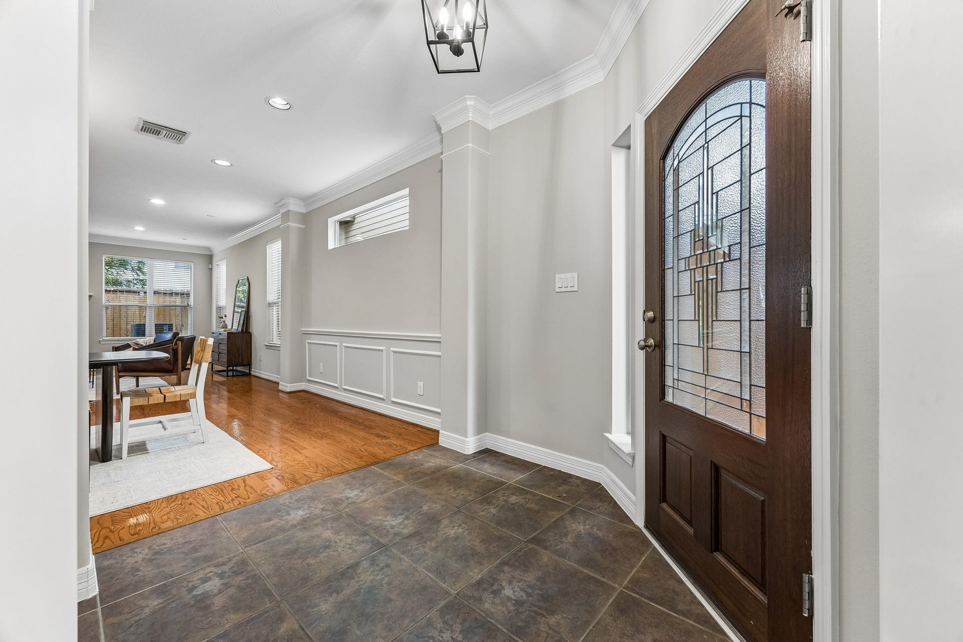 813 Olive Street, Houston, TX 77007 A welcoming entry that sets the tone for the warm, inviting spaces throughout.