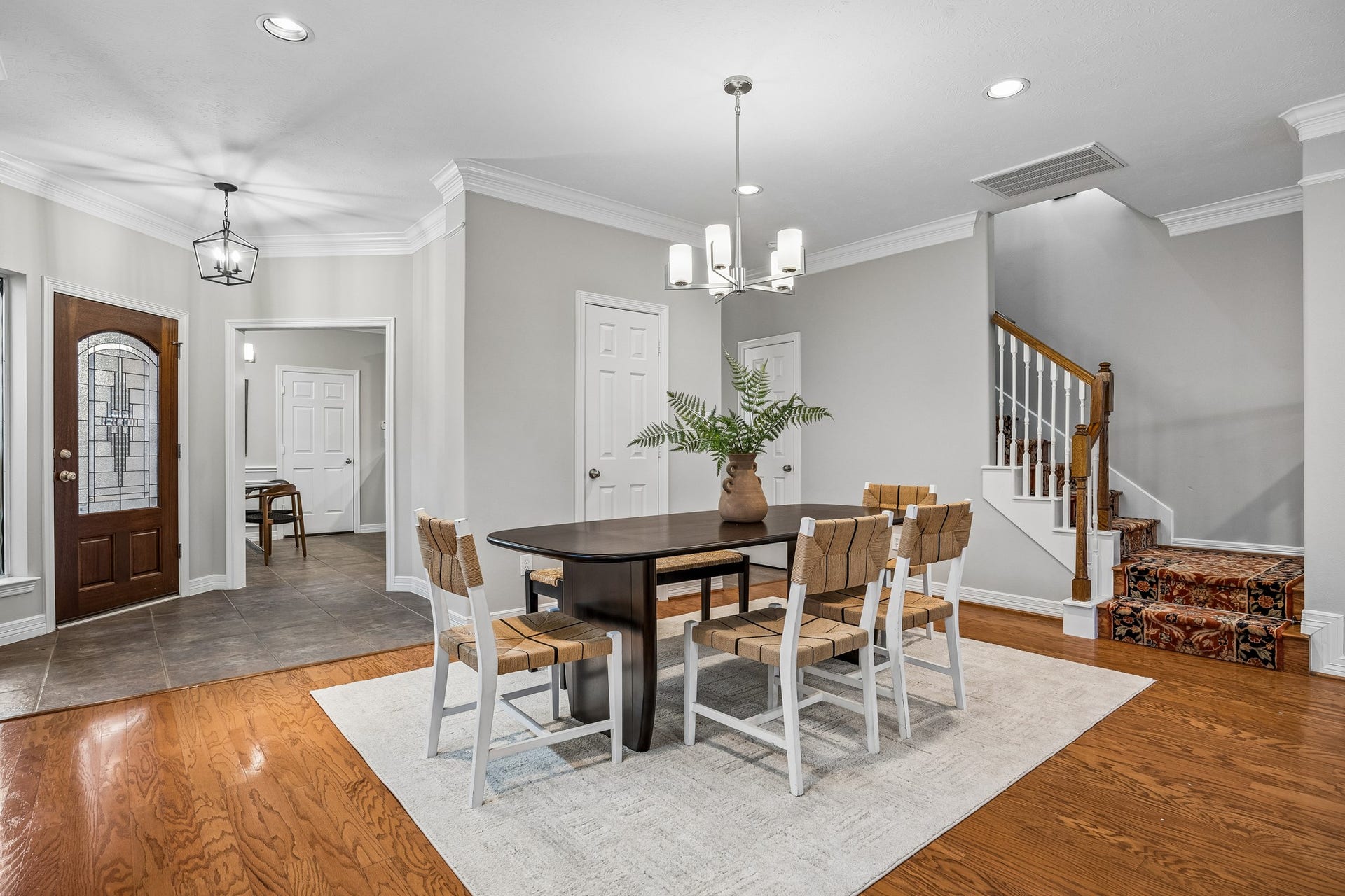 813 Olive Street, Houston, TX 77007 An inviting dining space with beautiful natural light and room to entertain.