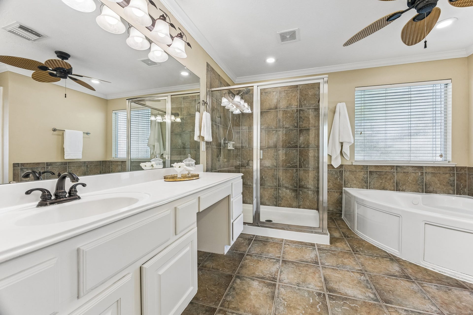 813 Olive Street, Houston, TX 77007 Enjoy the luxury of a separate shower and soaking tub, perfect for unwinding after a long day.