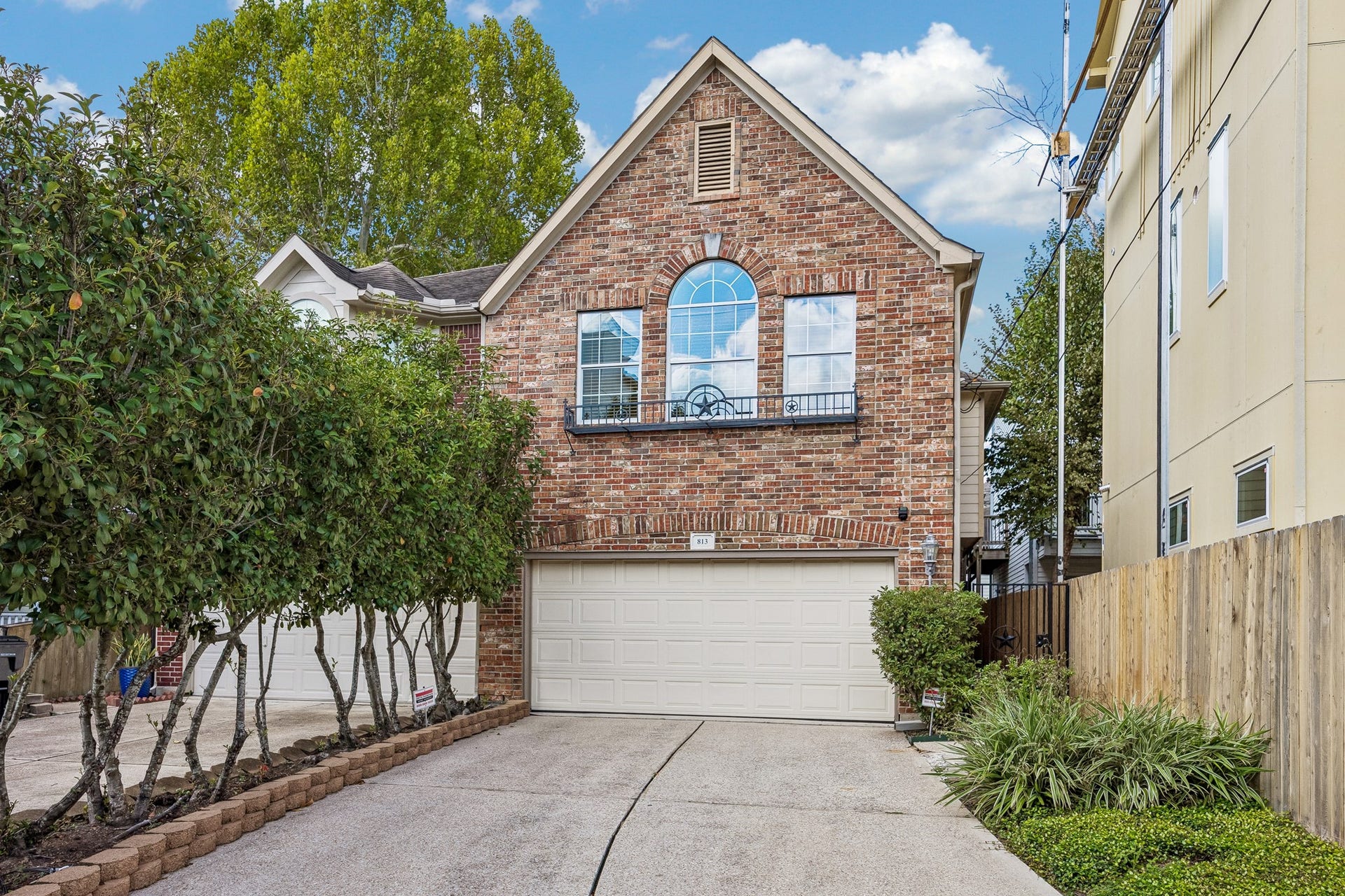 813 Olive Street, Houston, TX 77007 Welcome home! A private driveway, and a beautiful place to come home to.