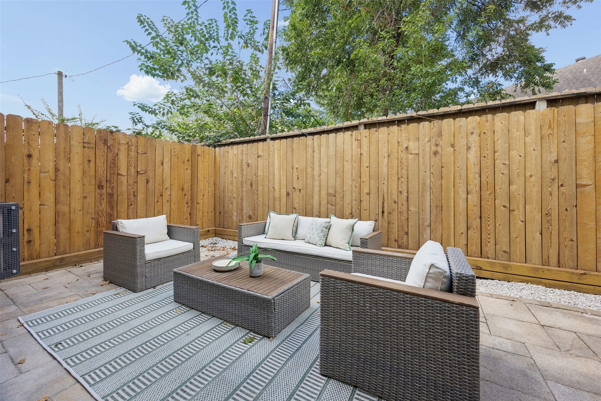 813 Olive Street, Houston, TX 77007 Your own private outdoor escape! Enjoy morning coffee, evening cocktails, and effortless entertaining.