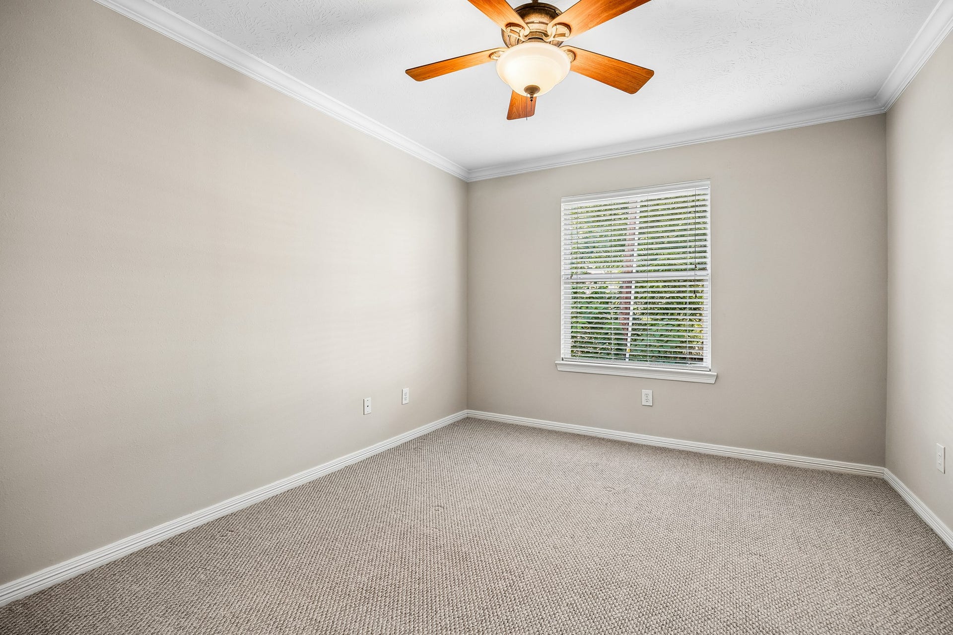 813 Olive Street, Houston, TX 77007 Make it your own! A comfortable space with possibilities for guests, work, or everyday living.