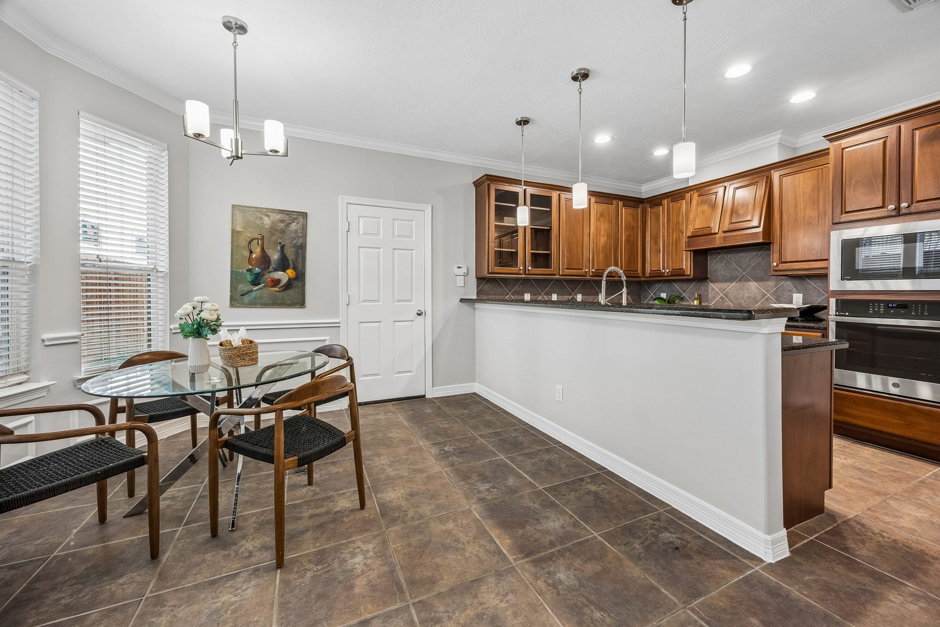 813 Olive Street, Houston, TX 77007 Start your mornings slowly with coffee and breakfast in this casual dining space.