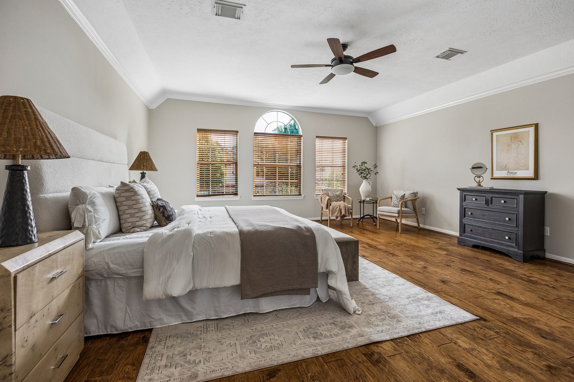813 Olive Street, Houston, TX 77007 Your own private retreat, with plenty of room to unwind at the end of the day.