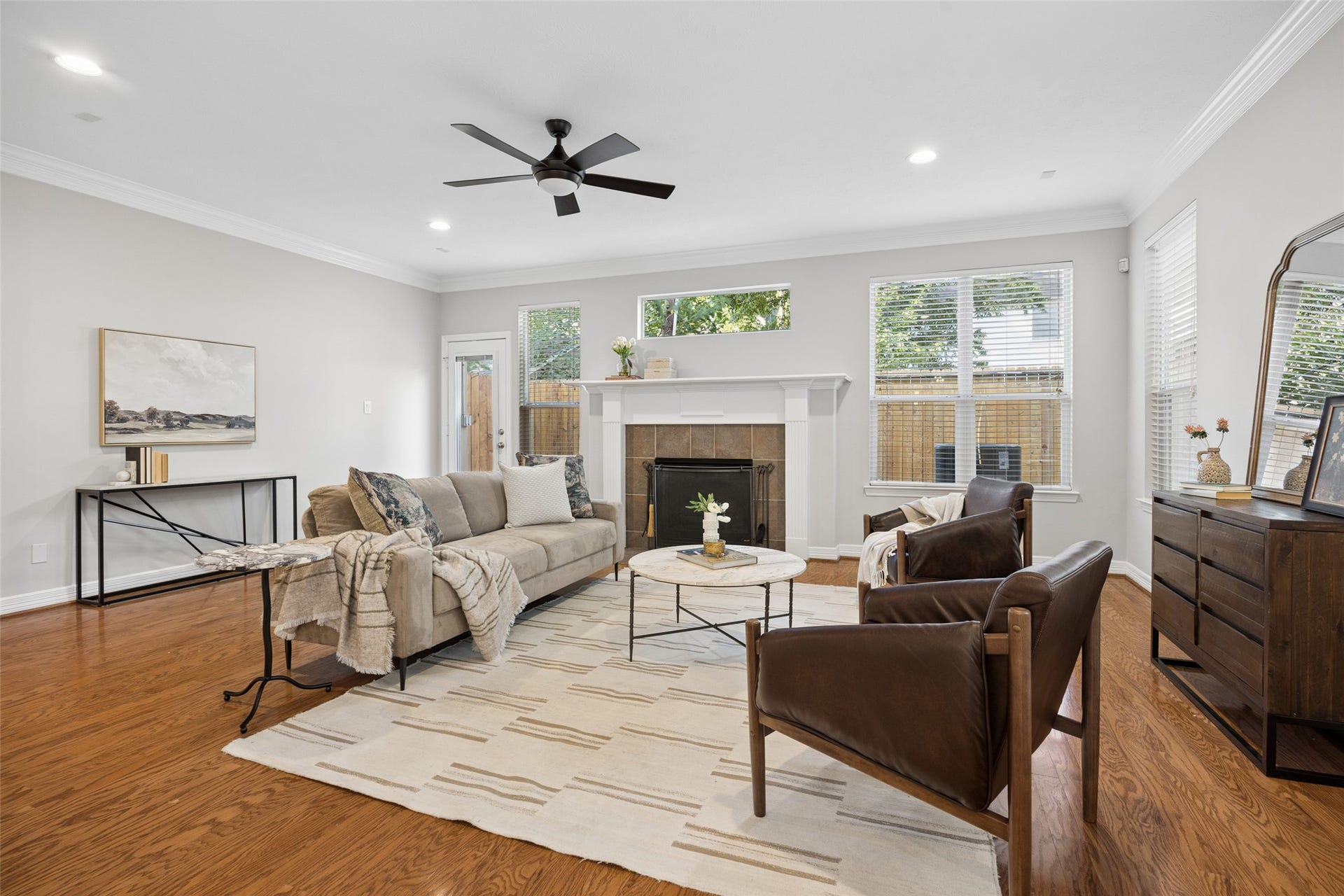 813 Olive Street, Houston, TX 77007 Cozy, warm and bealutiful.