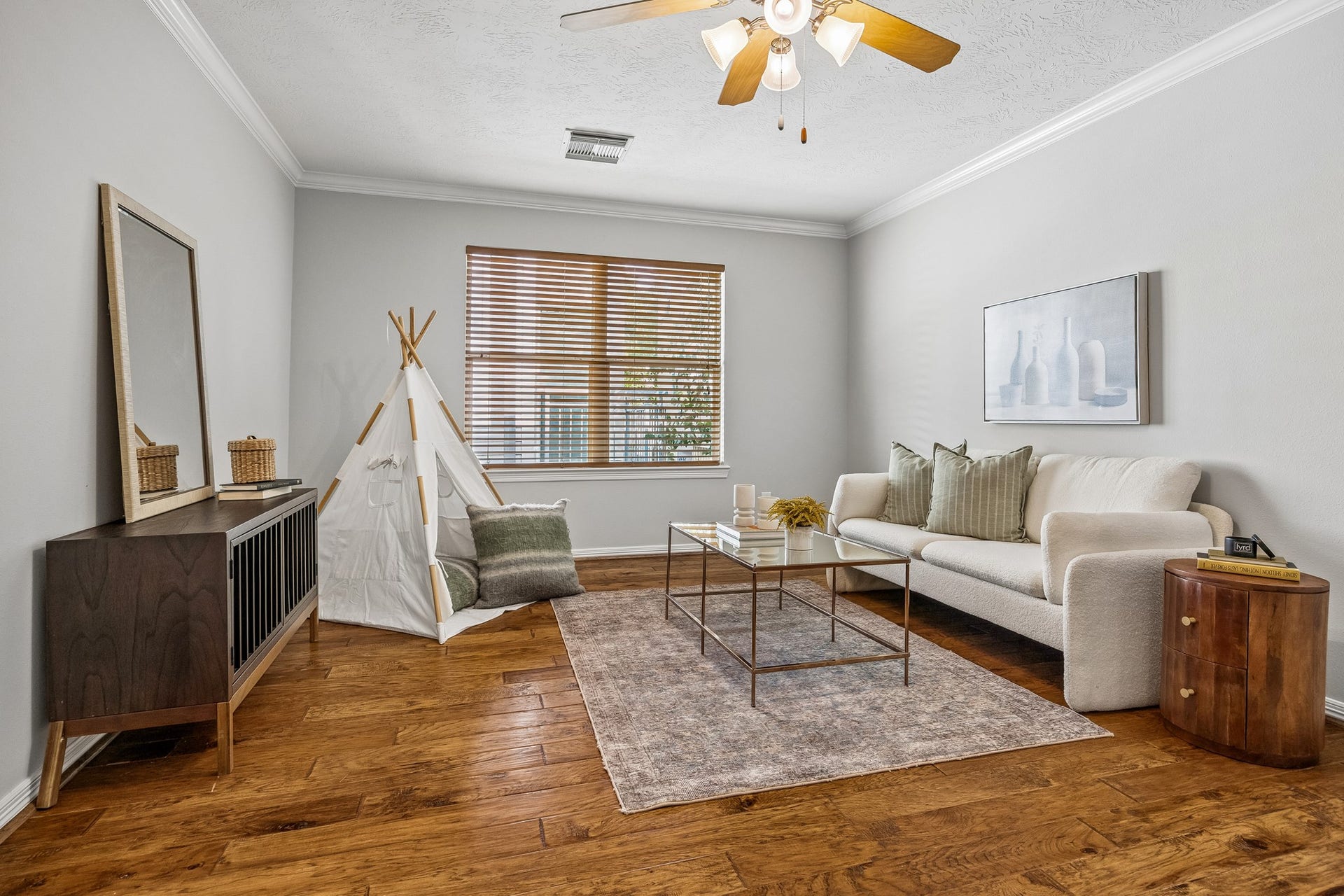 813 Olive Street, Houston, TX 77007 More room to live the way you want, whether that means entertaining, working, or simply relaxing.