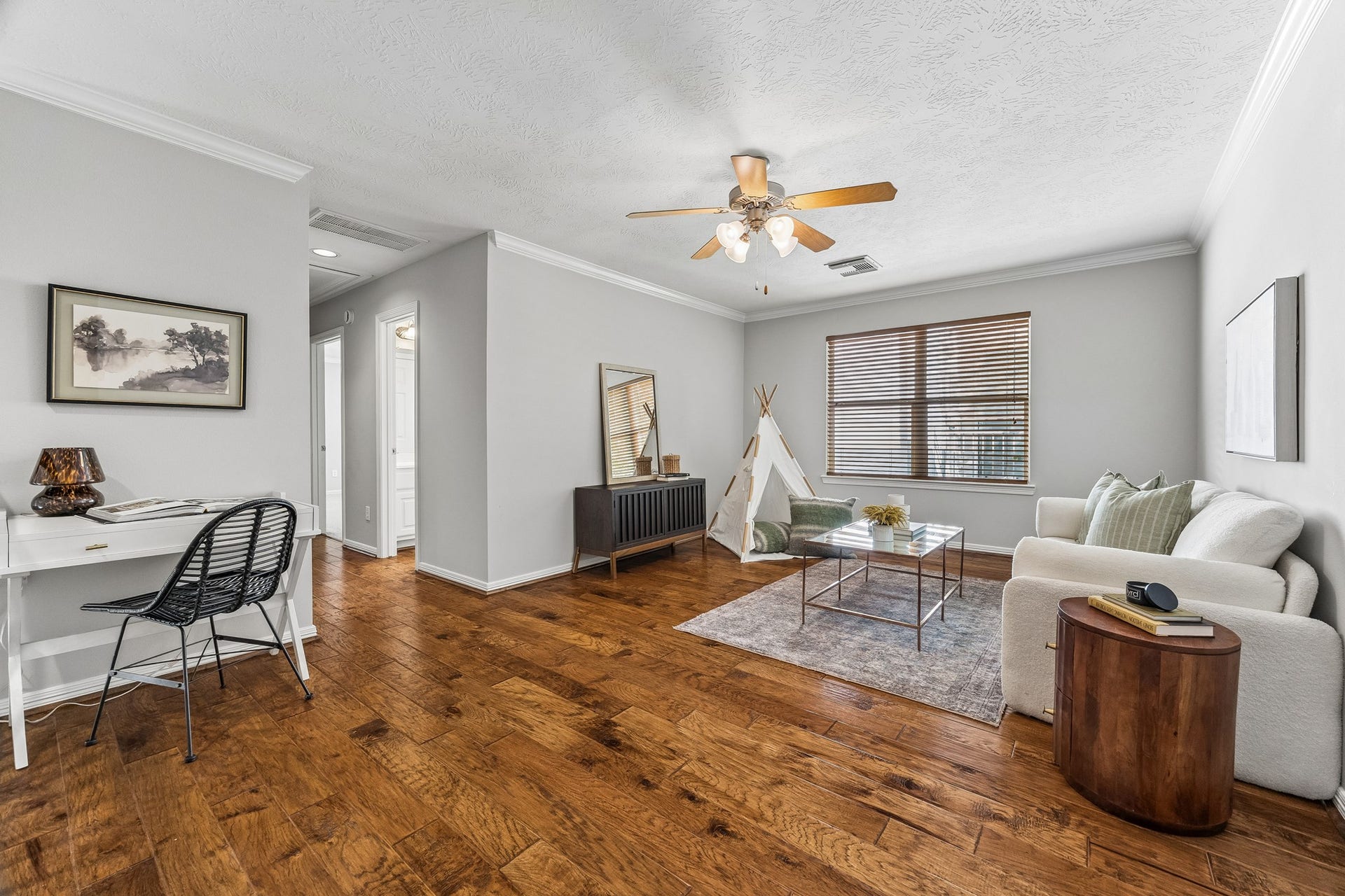813 Olive Street, Houston, TX 77007 A flexible space for movie nights, relaxing, or creating a cozy retreat of your own.
