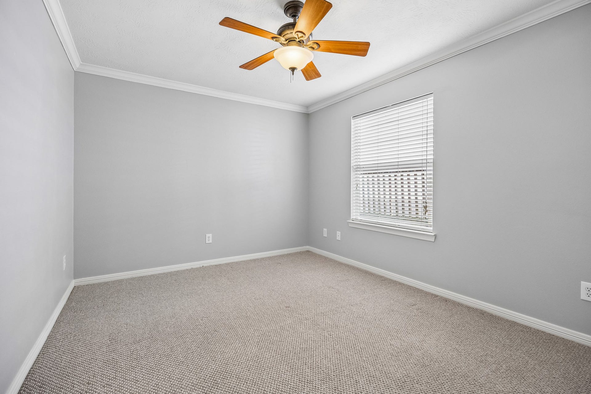 813 Olive Street, Houston, TX 77007 A versatile room ready to become a comfortable bedroom, home office, or creative space.