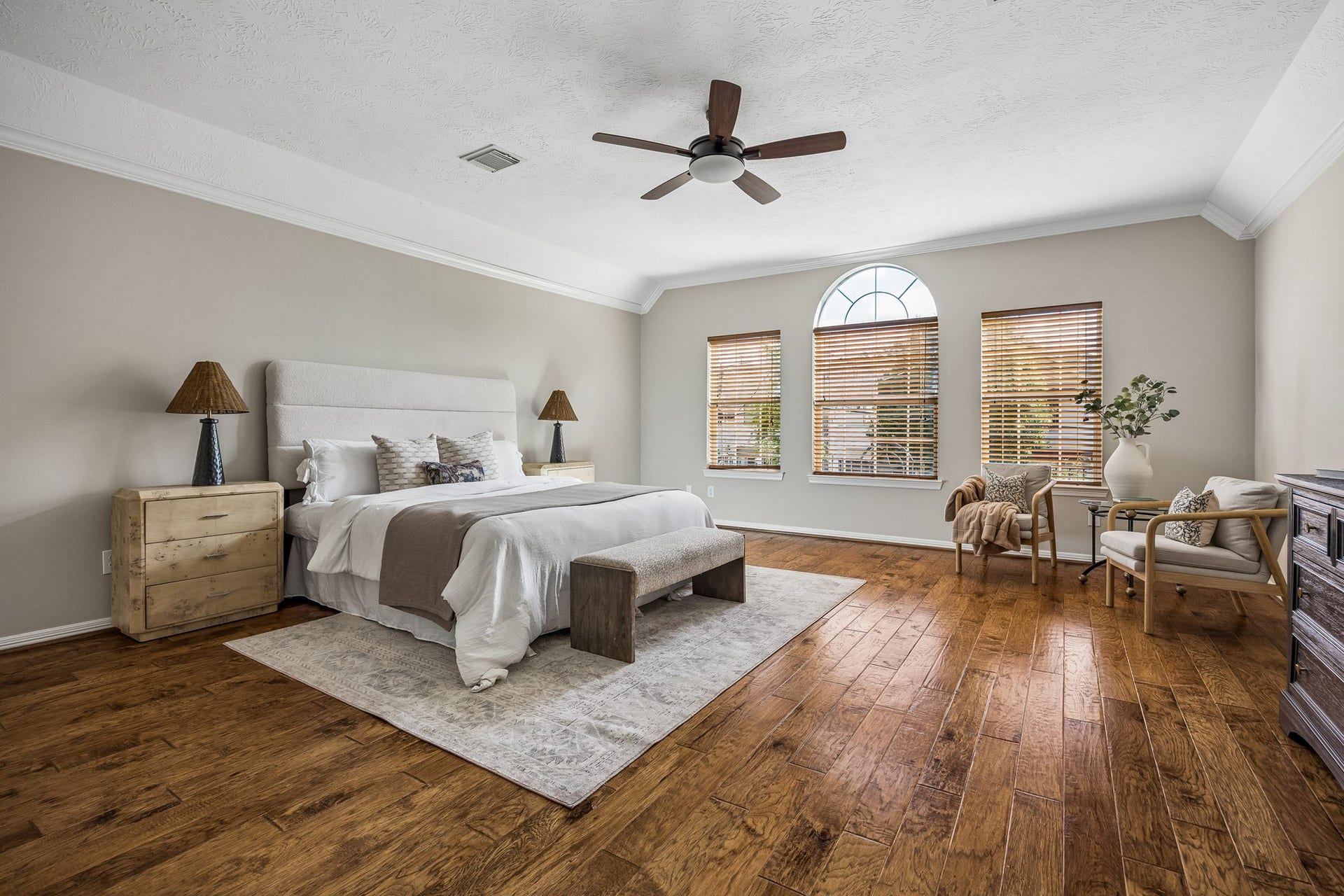 813 Olive Street, Houston, TX 77007 Spacious, peaceful, and inviting. A place to truly relax and recharge.