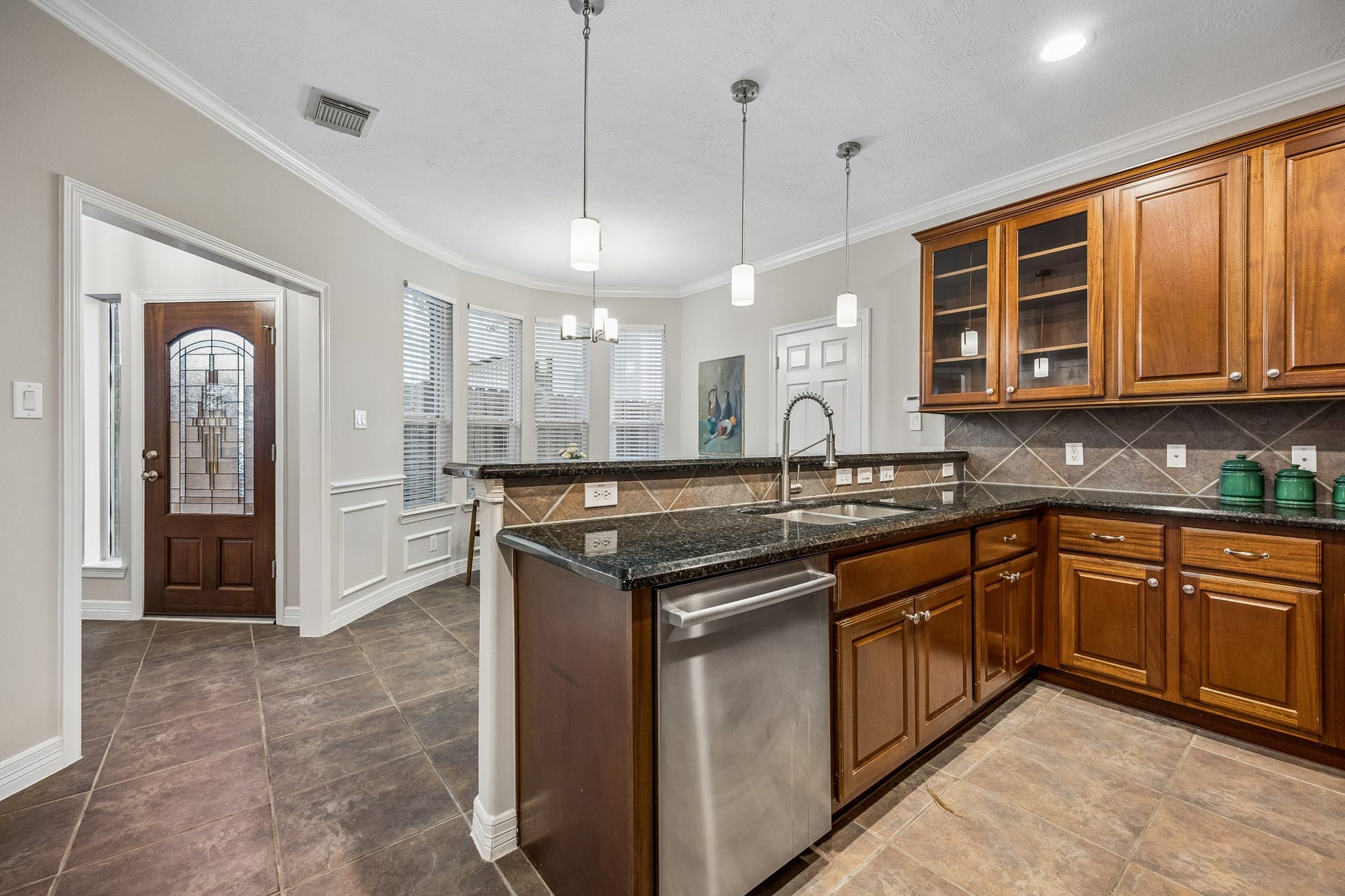 813 Olive Street, Houston, TX 77007 Generous cabinetry and counter space make everyday meal prep and entertaining a breeze.