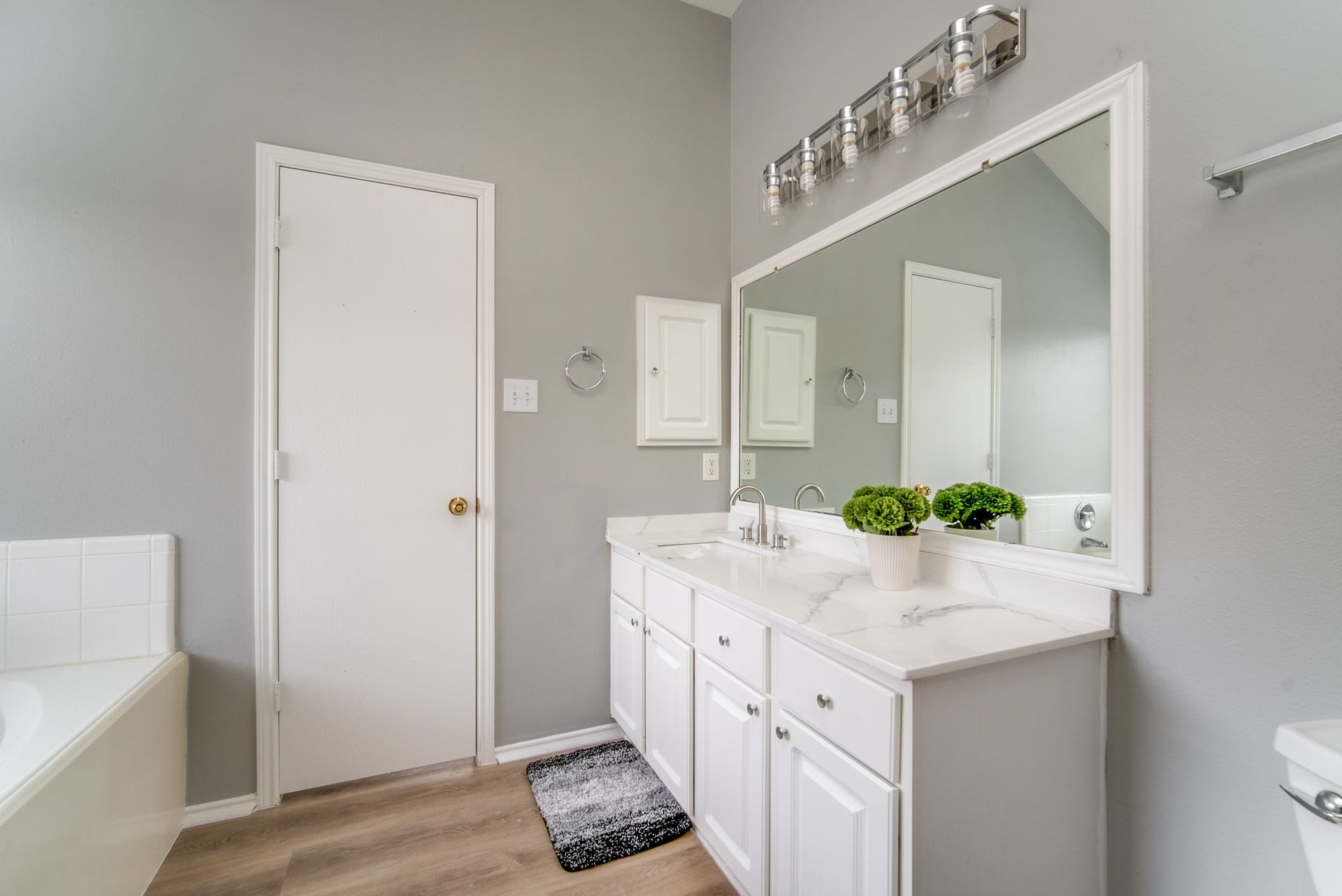 9703 Berkshire Trace, Pearland, TX 77584 Anotehr view of the primary bathroom