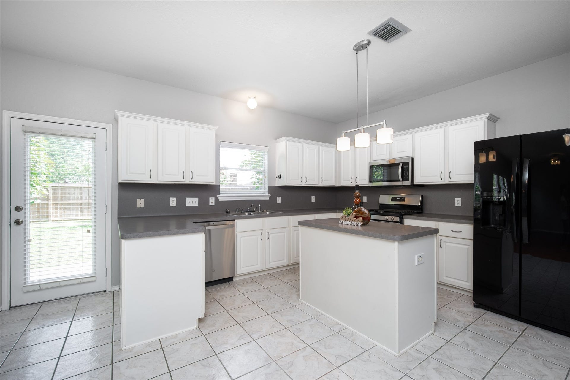9703 Berkshire Trace, Pearland, TX 77584 Chef's kitchen with an island to prep your meals