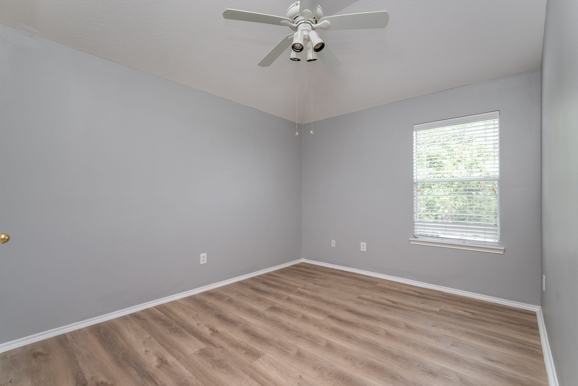 9703 Berkshire Trace, Pearland, TX 77584 Spacious seconday room on the second