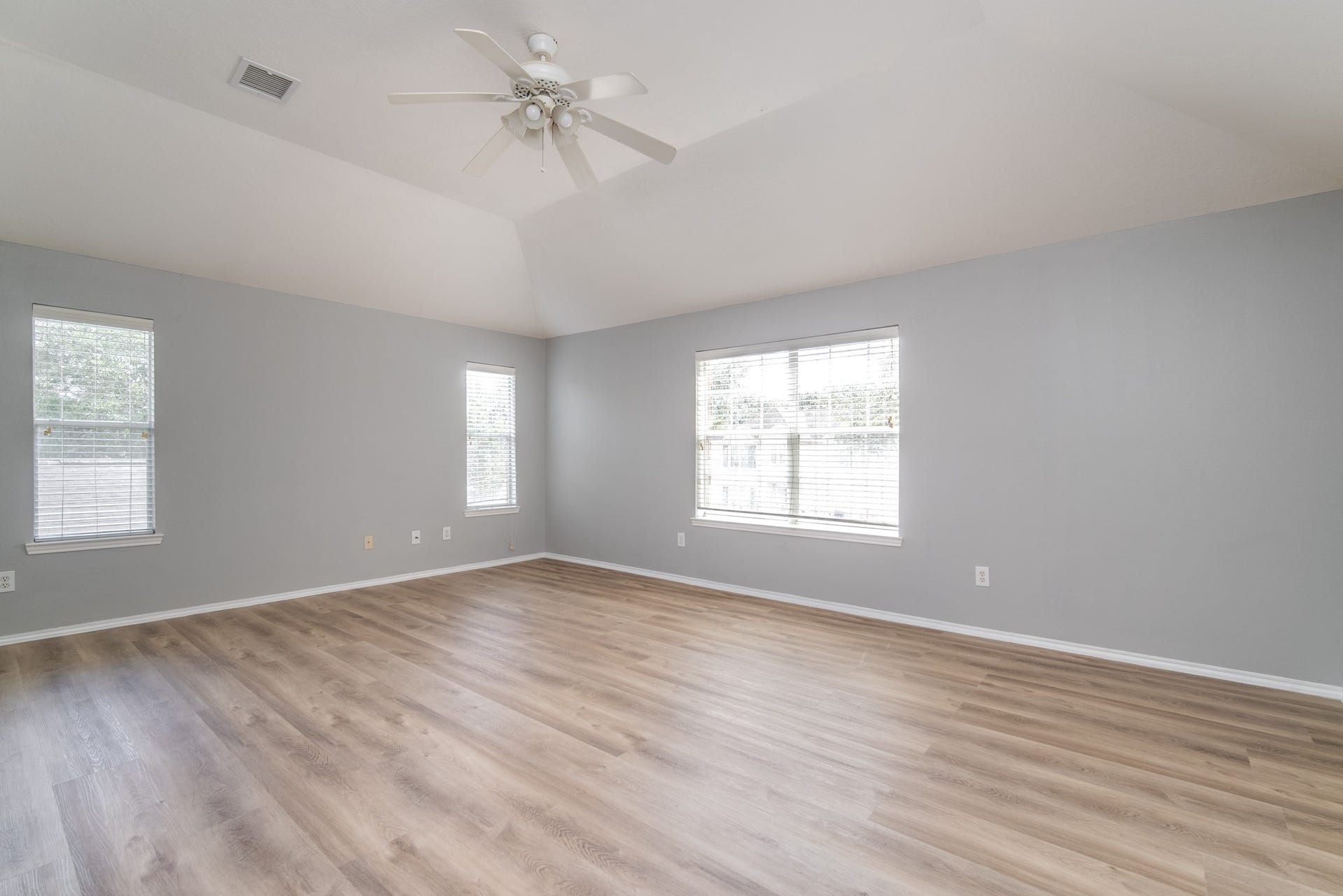 9703 Berkshire Trace, Pearland, TX 77584 Primary suite located on the second floor
