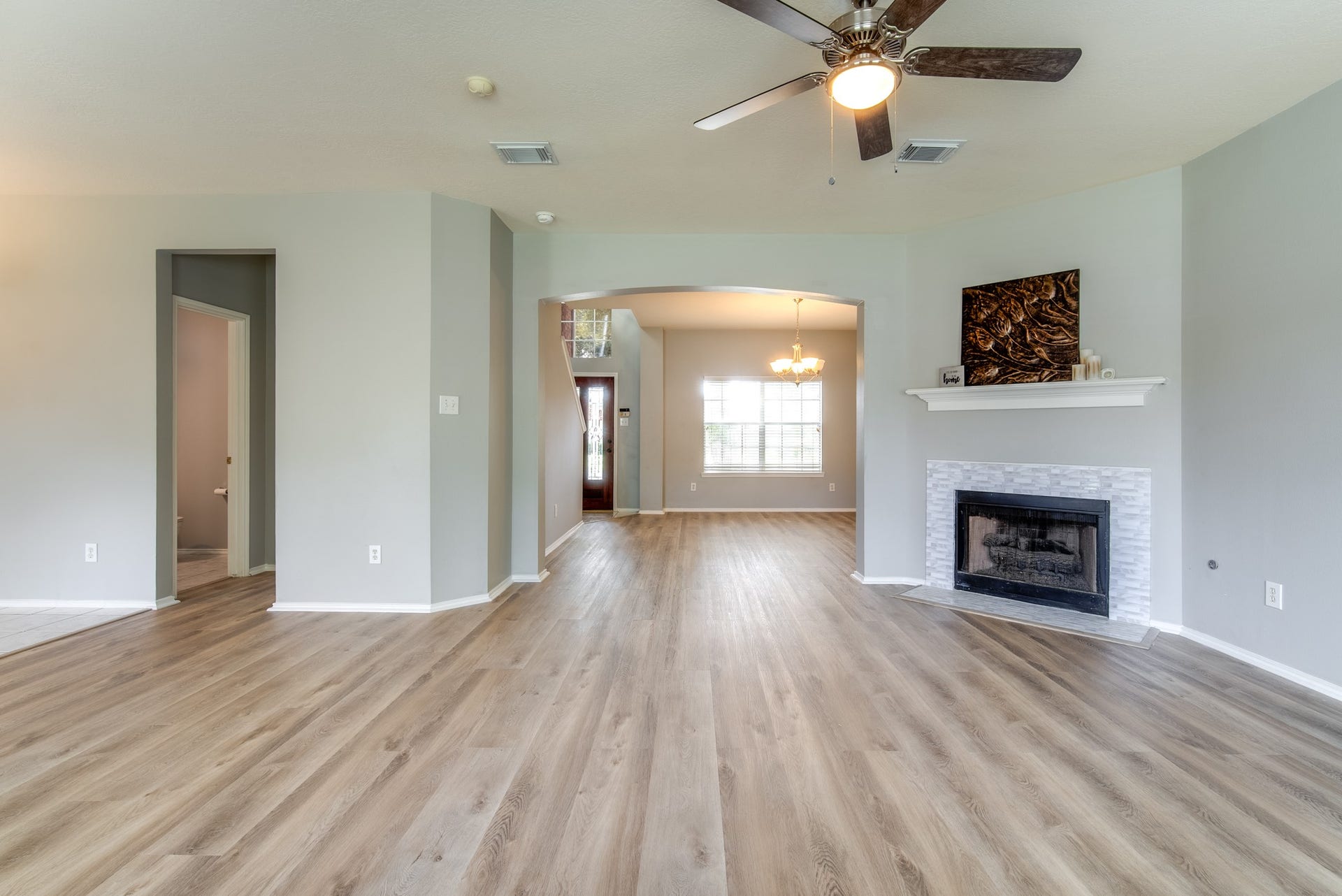 9703 Berkshire Trace, Pearland, TX 77584 Vinyl plank flooring throughtout the home