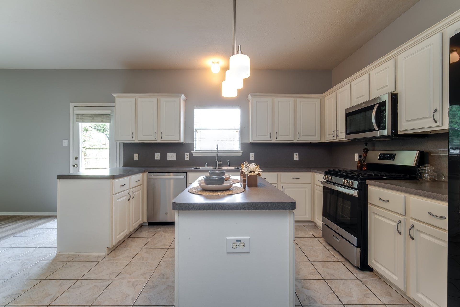 9703 Berkshire Trace, Pearland, TX 77584 Plenty of counter and cabinet in the kitchen