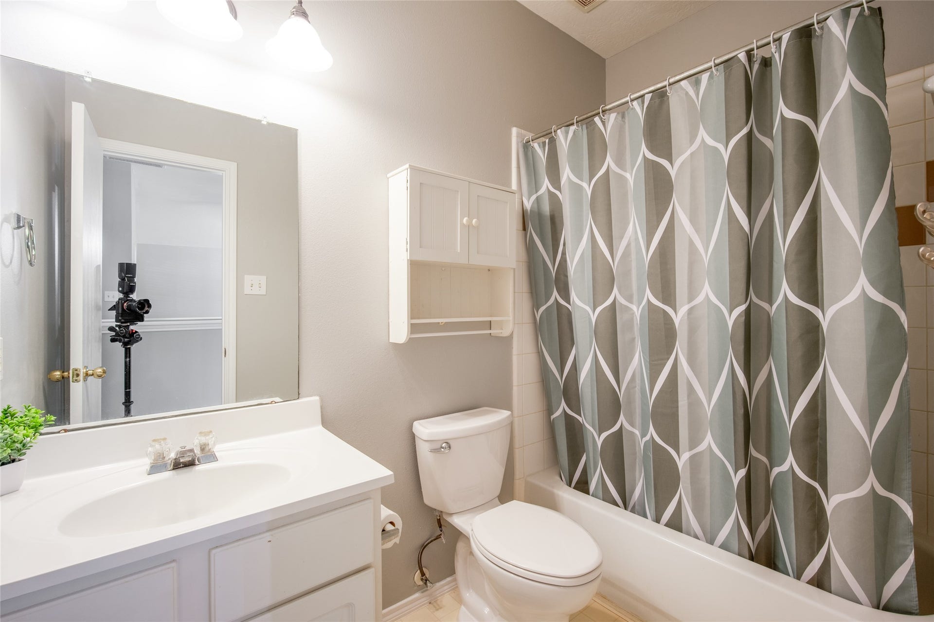 9703 Berkshire Trace, Pearland, TX 77584 Secondary bath with shower/tub