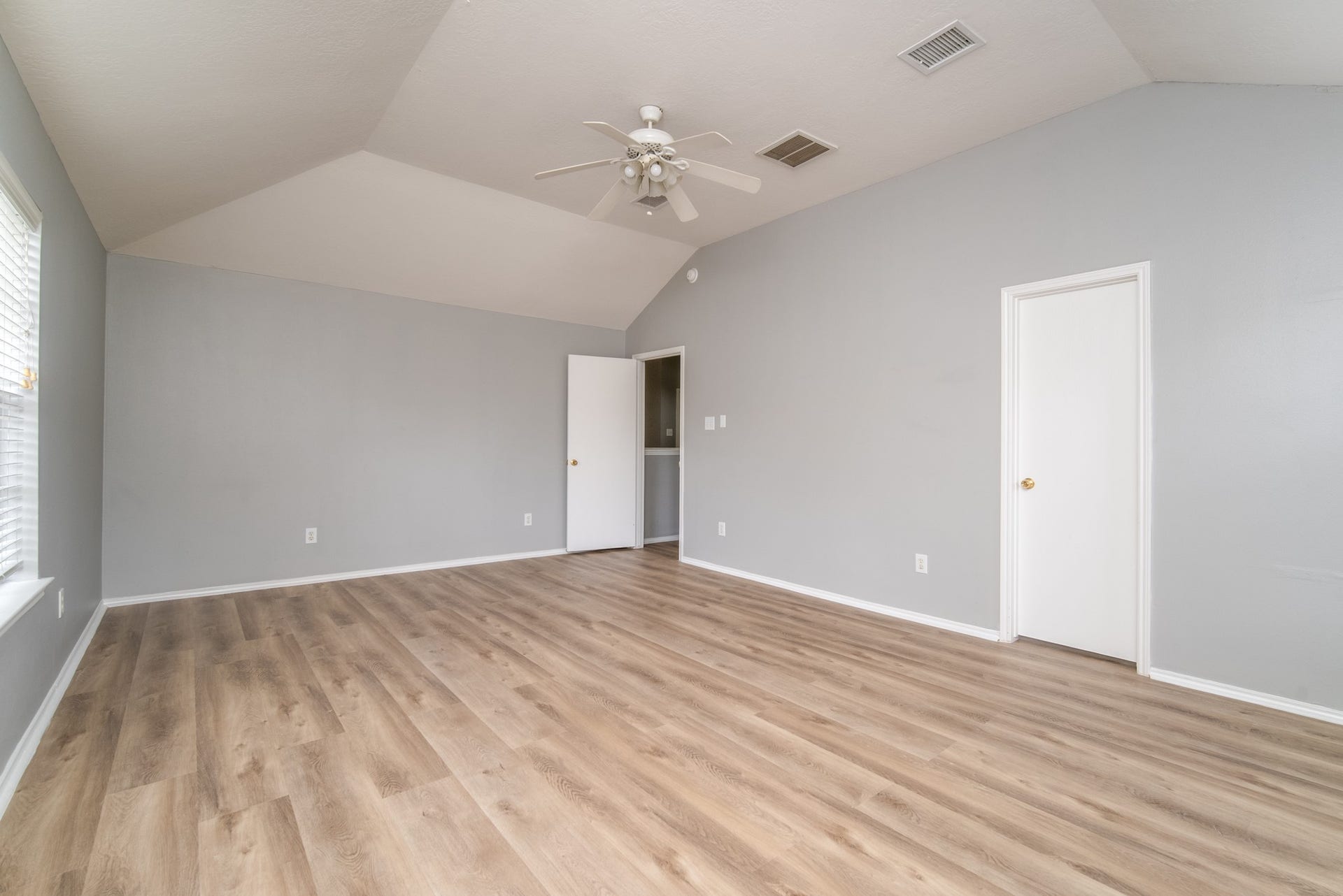 9703 Berkshire Trace, Pearland, TX 77584 Another veiw of the primary bedroom