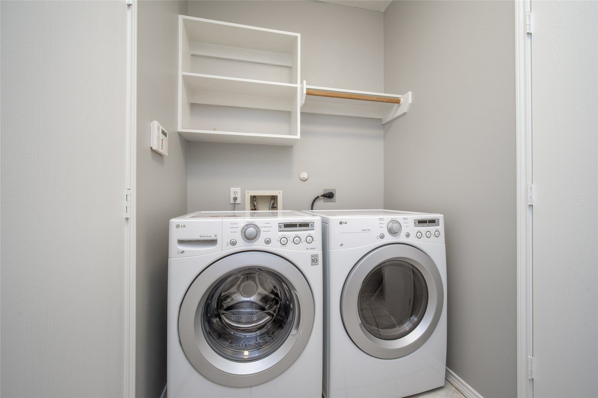 9703 Berkshire Trace, Pearland, TX 77584 Utility room located in between the garage and the kitchen