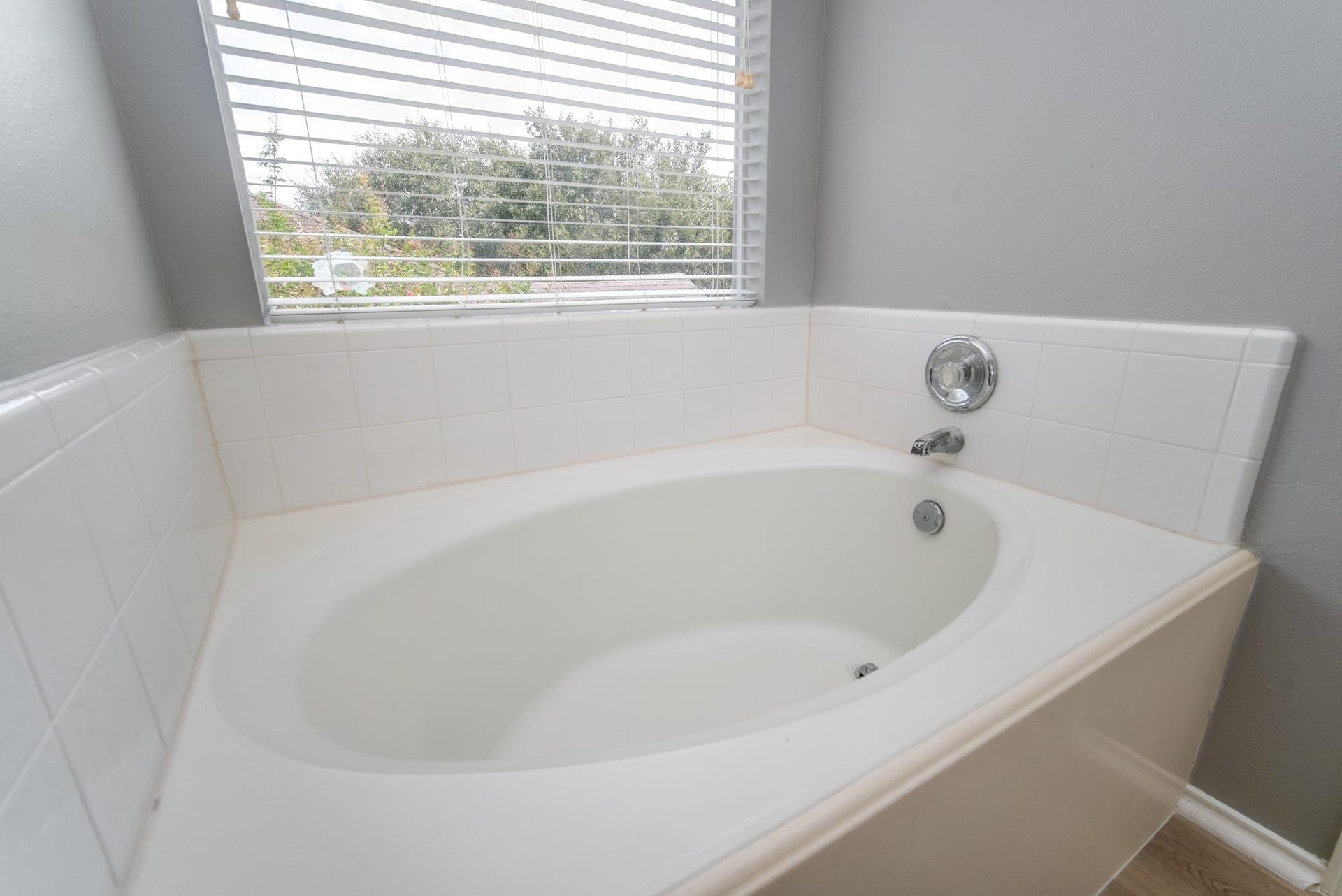 9703 Berkshire Trace, Pearland, TX 77584 Soaking tub in the primary bath