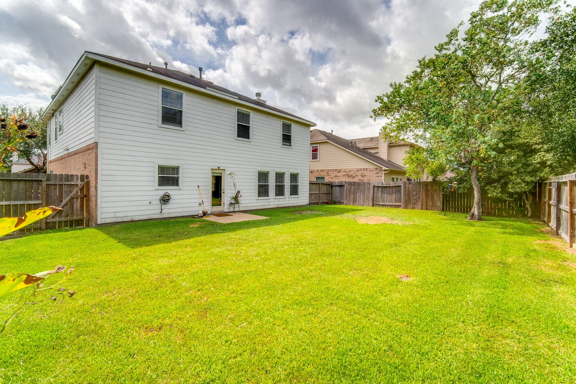 9703 Berkshire Trace, Pearland, TX 77584 View of the spacious large yard