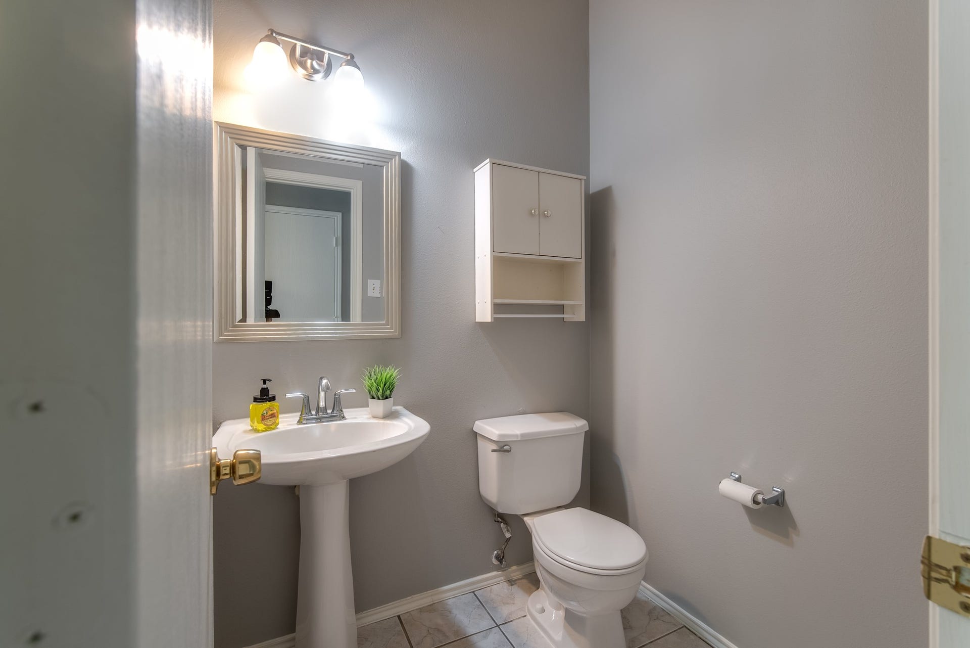 9703 Berkshire Trace, Pearland, TX 77584 Half bath on the first floor