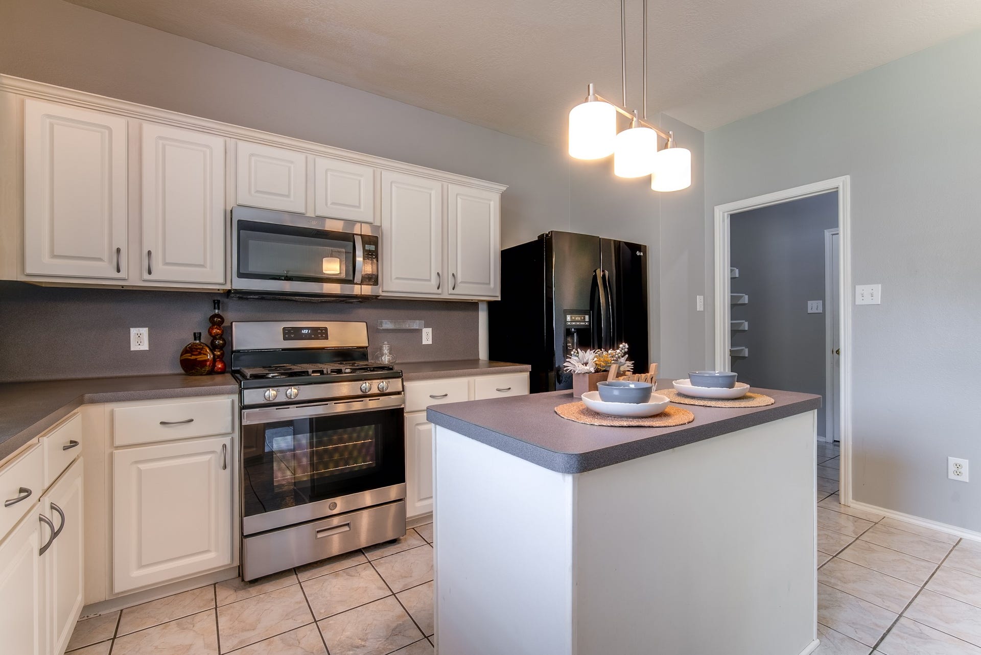 9703 Berkshire Trace, Pearland, TX 77584 Kitchen with island