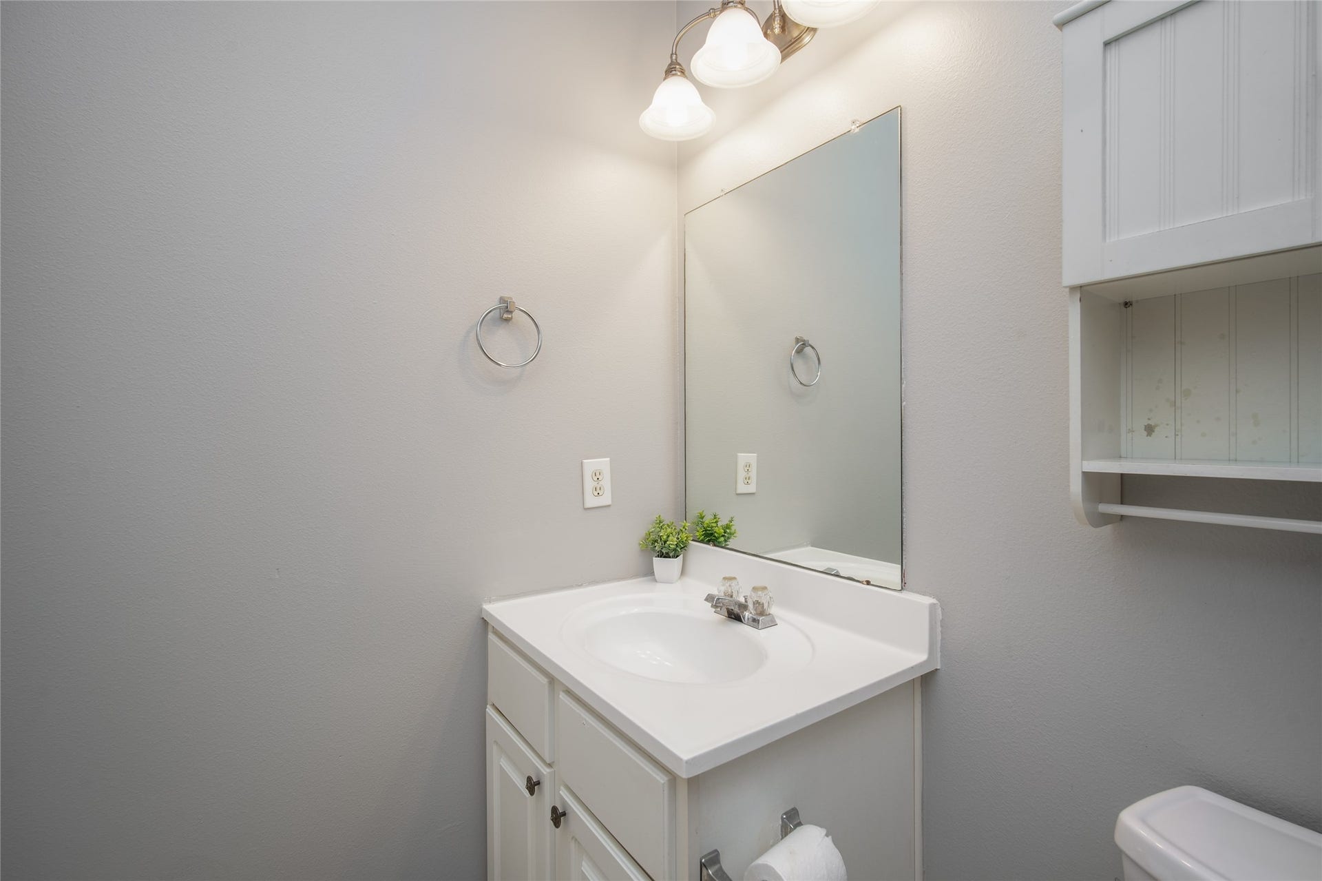 9703 Berkshire Trace, Pearland, TX 77584 Secondary bathroom