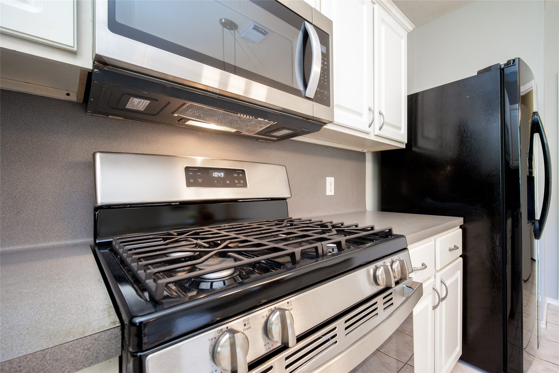 9703 Berkshire Trace, Pearland, TX 77584 Gas stove to cook your gourmet meals