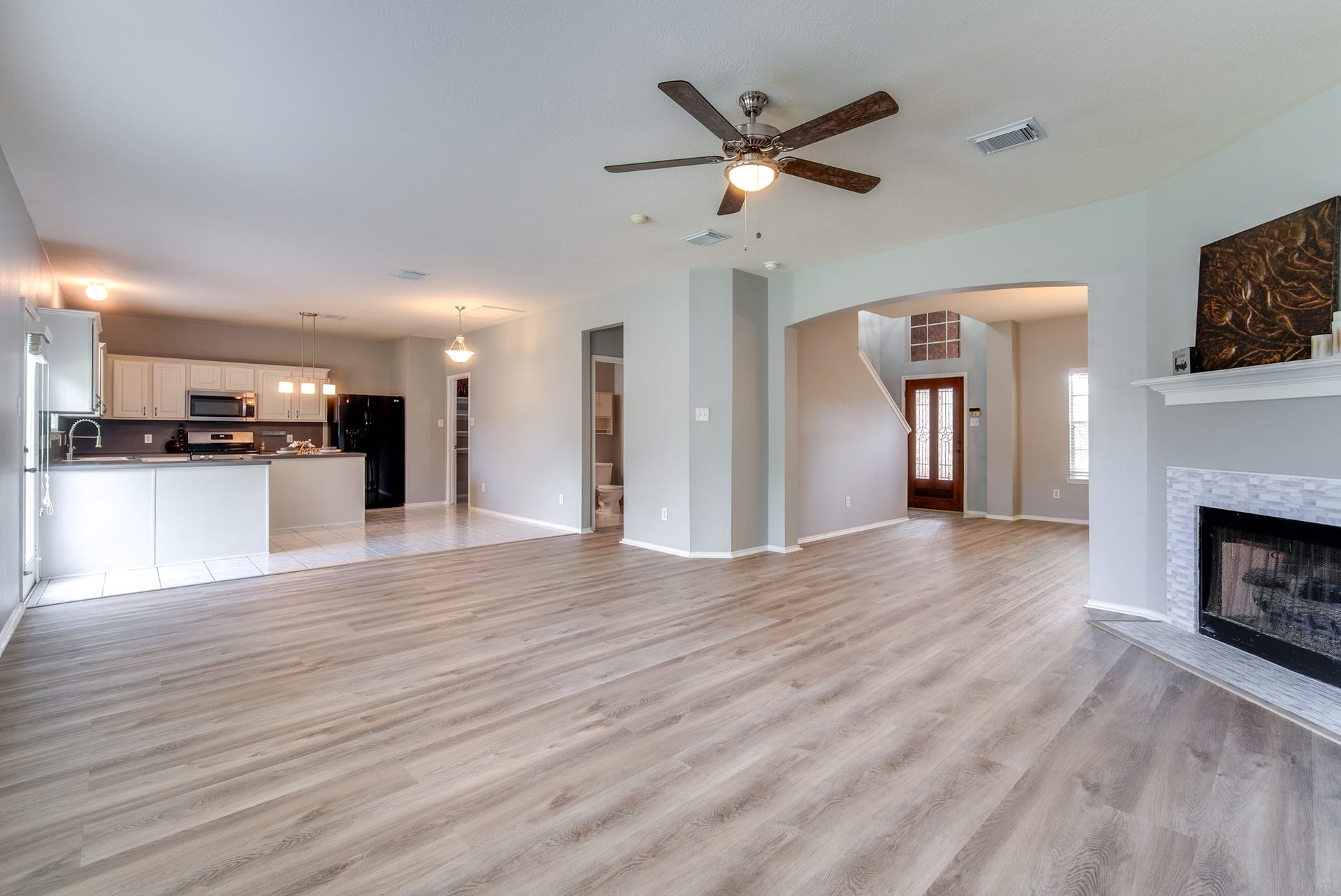 9703 Berkshire Trace, Pearland, TX 77584 Open living room with view of the kitchen and dinning area