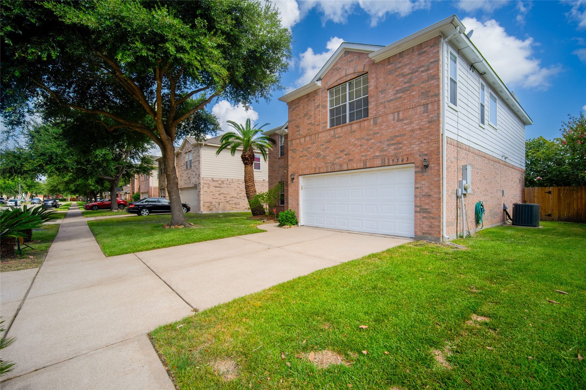 9703 Berkshire Trace, Pearland, TX 77584 Double driveway
