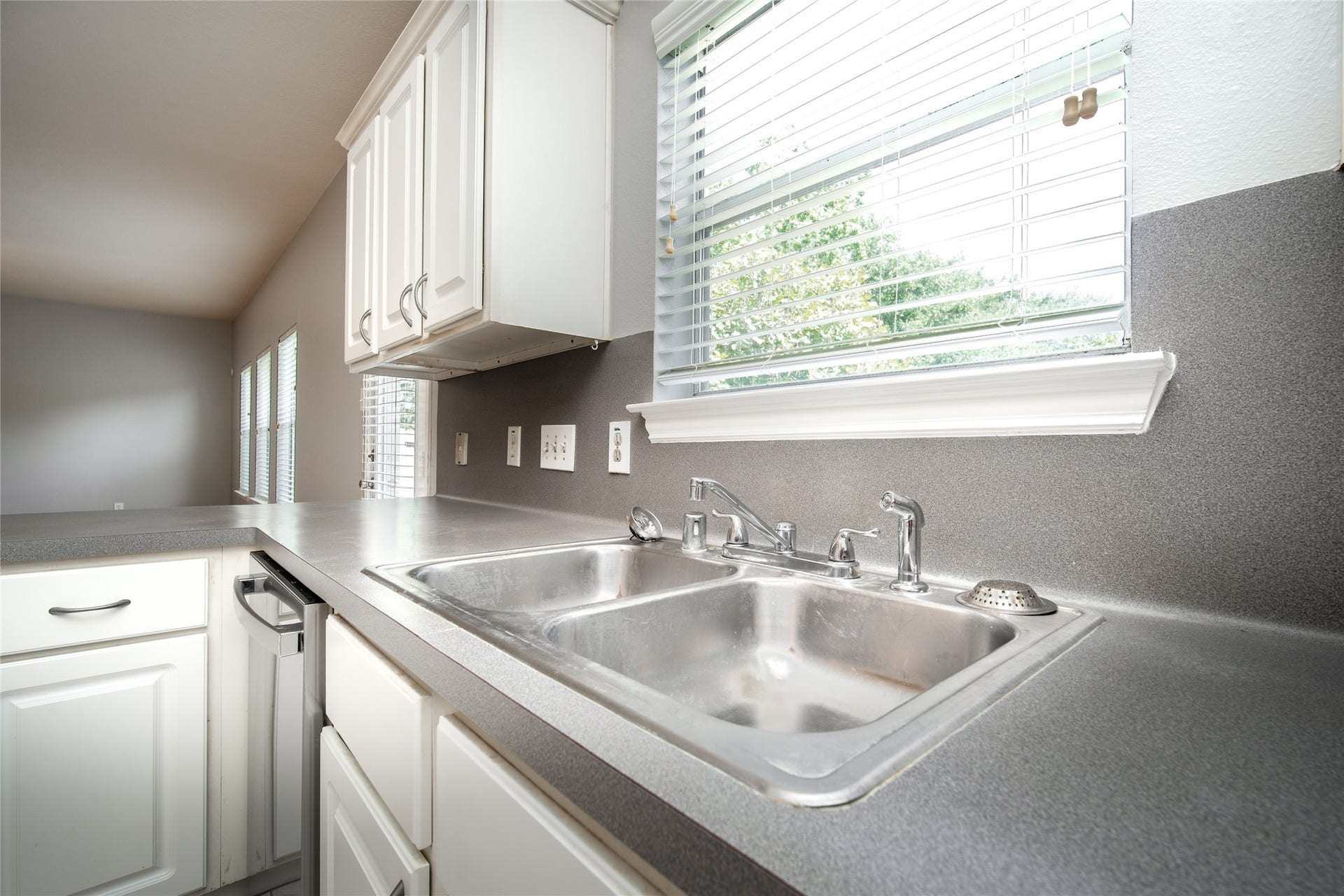 9703 Berkshire Trace, Pearland, TX 77584 Tons of natural lighting throughout the home