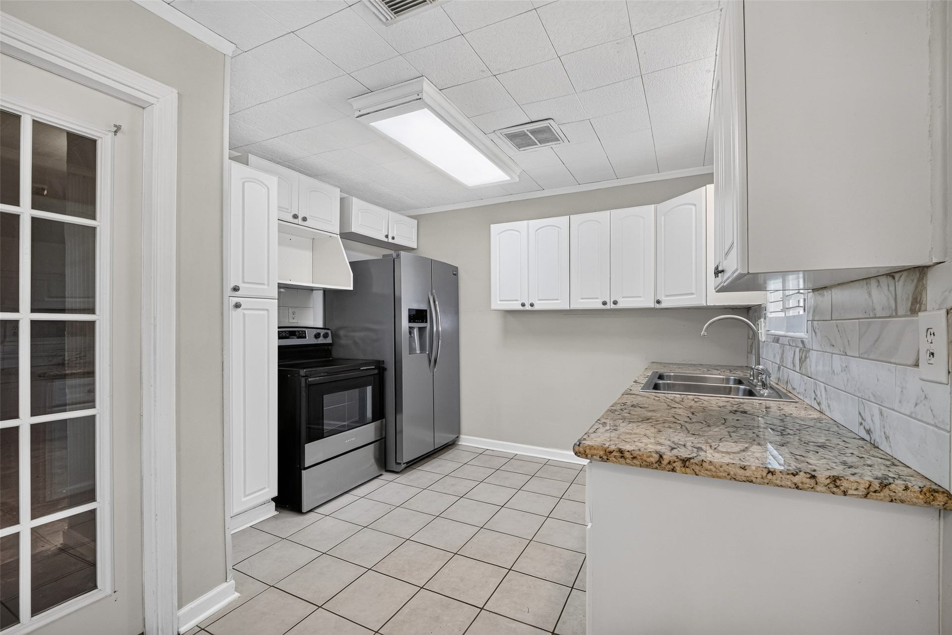 12207 Flushing Meadows Drive, Houston, TX 77089 Kitchen offers stainless appliances, granite countertops and ample amount of cabinets/storage!