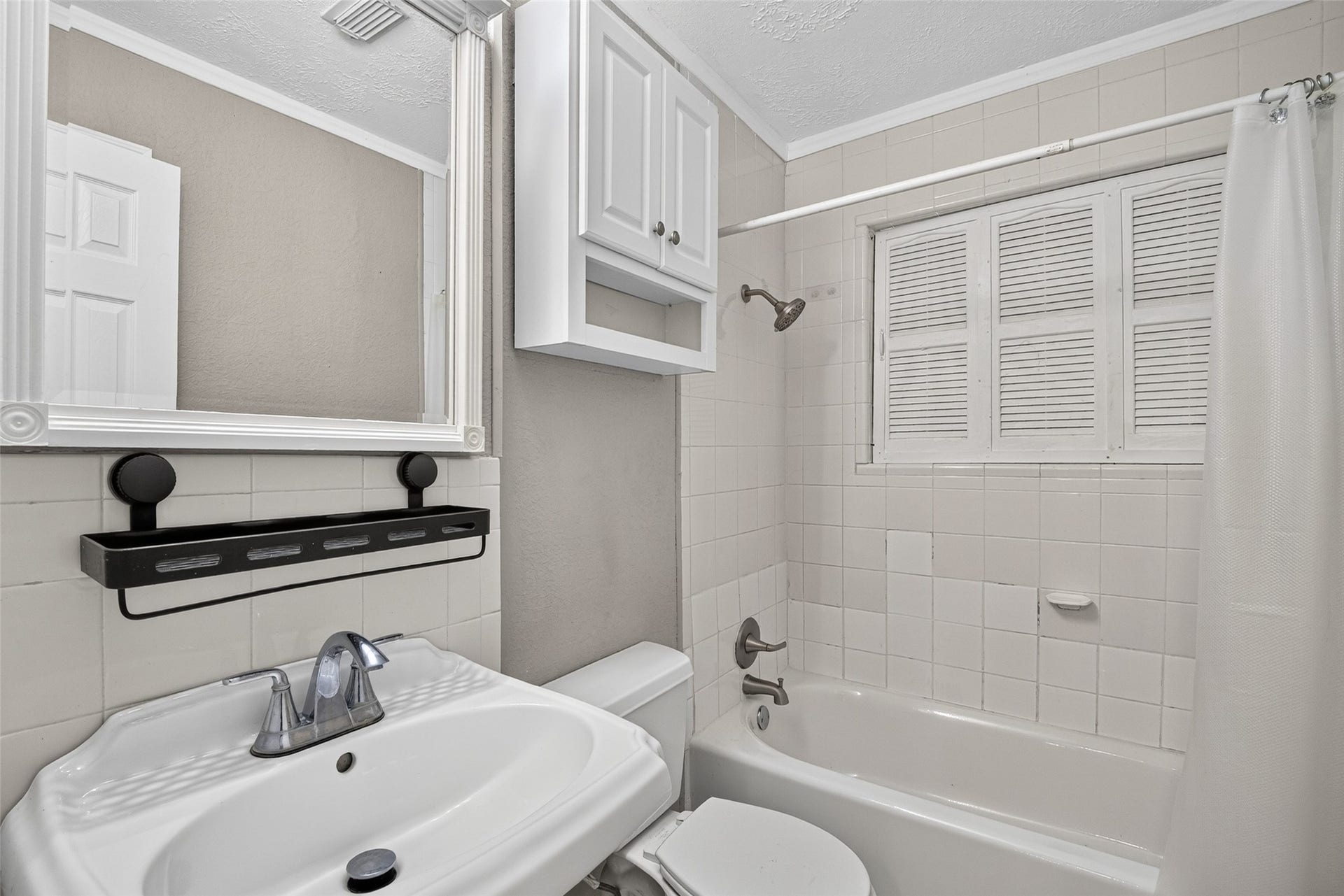 12207 Flushing Meadows Drive, Houston, TX 77089 Full bathroom located in the hallway between bedroom two & bedroom three