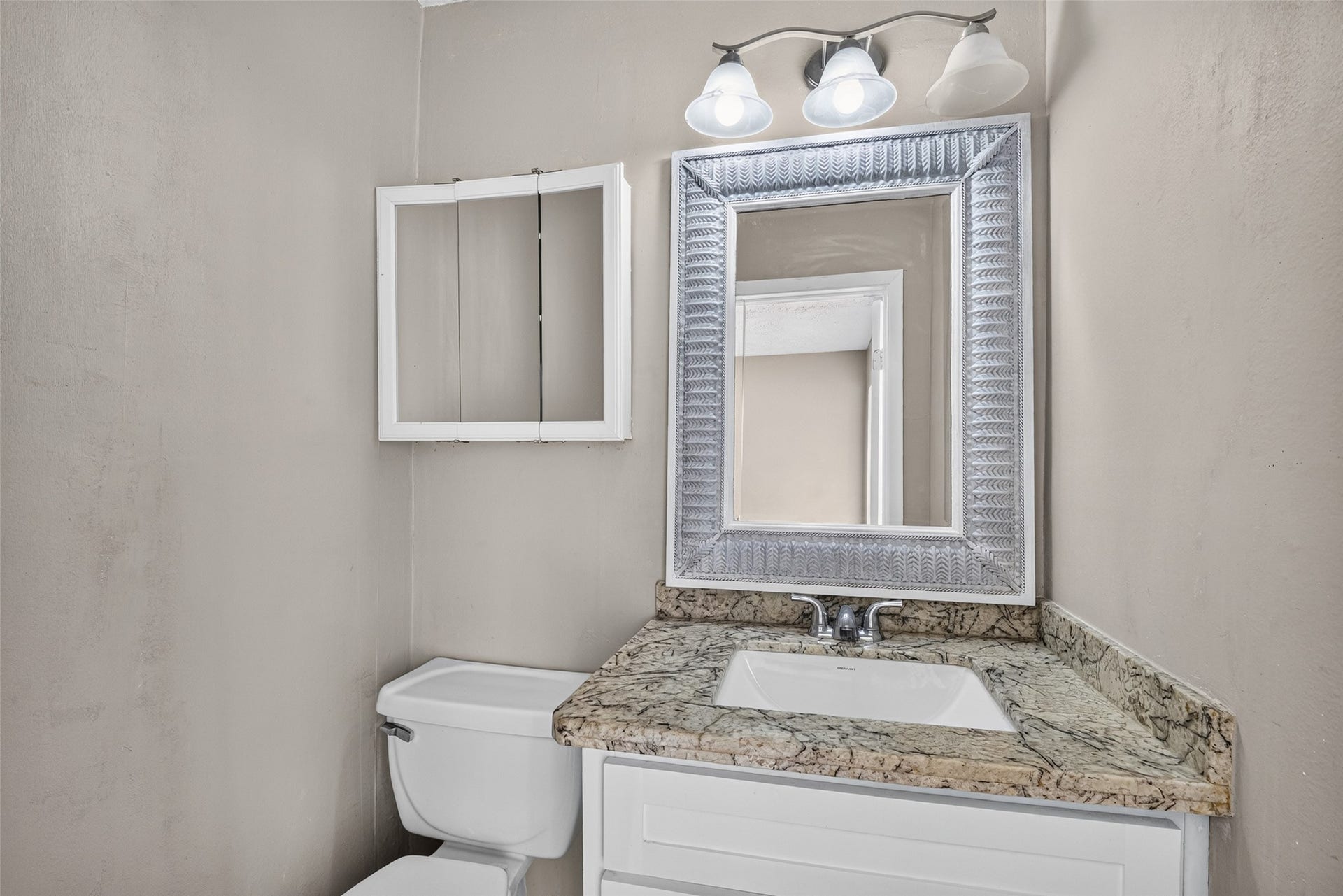 12207 Flushing Meadows Drive, Houston, TX 77089 Half bathroom in bedroom 3