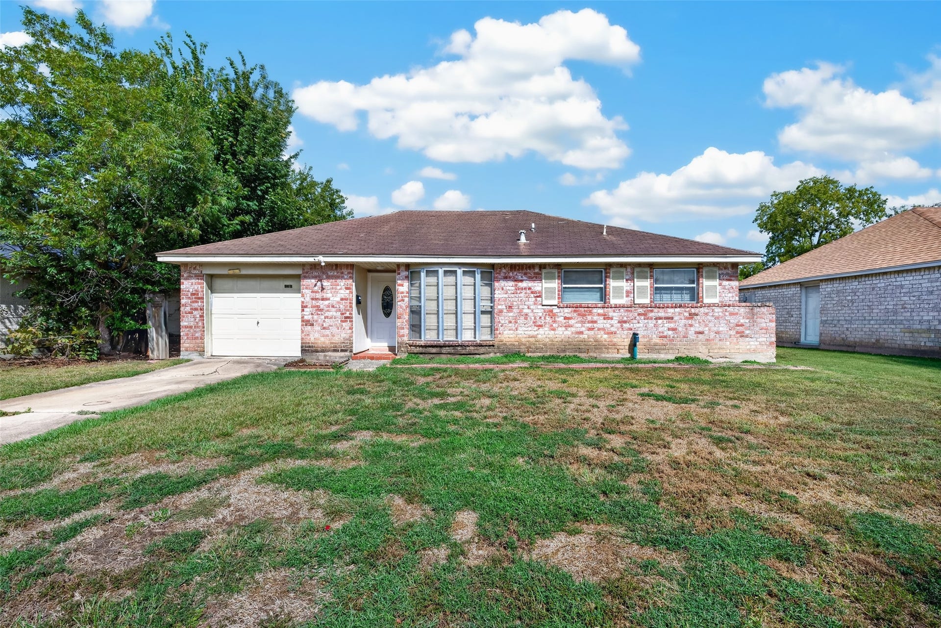 12207 Flushing Meadows Drive, Houston, TX 77089 Welcome to 12207 Flushing Meadows! Scarsdale is conveniently located near both IH 45 and Beltway 8 allowing easy commute access