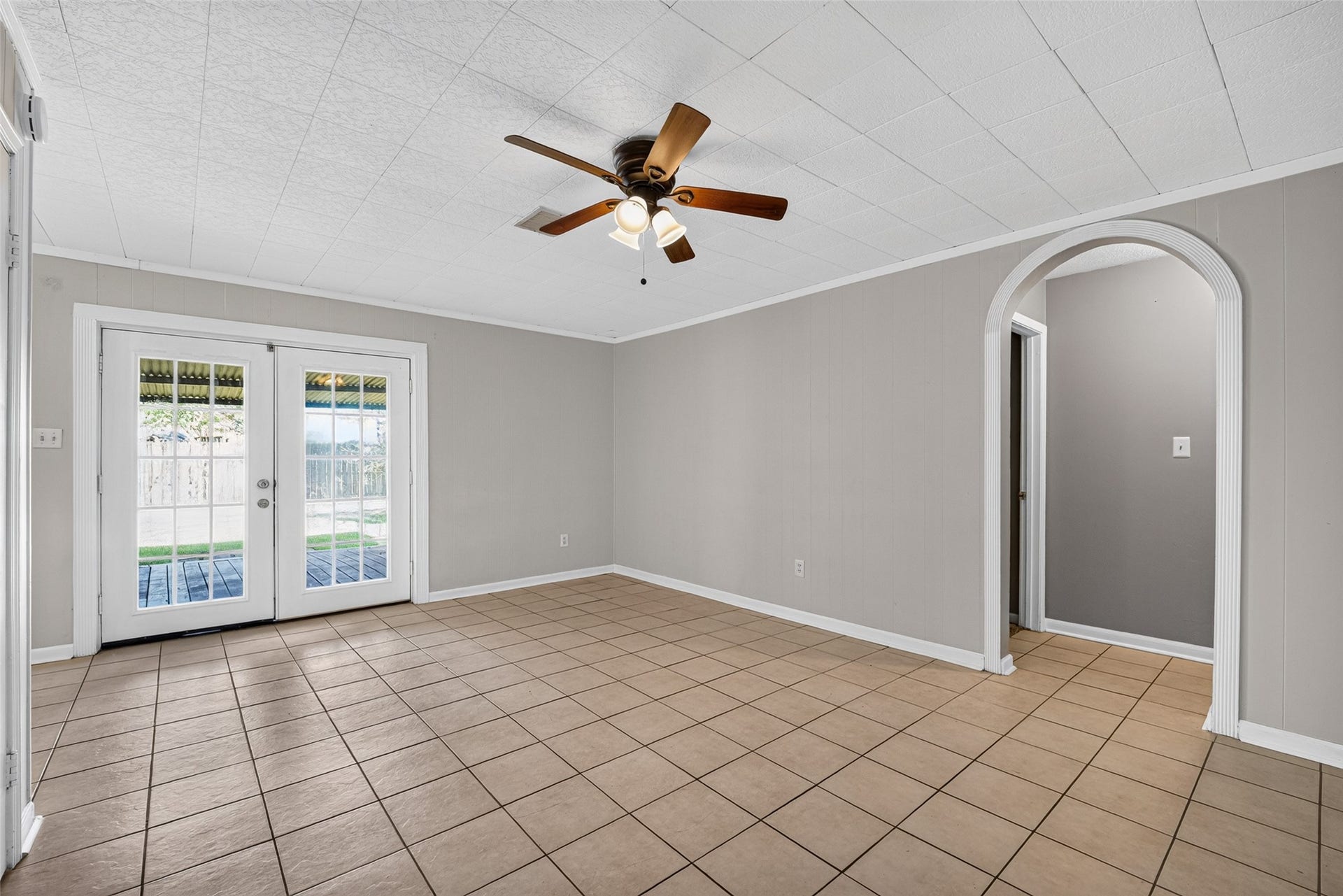 12207 Flushing Meadows Drive, Houston, TX 77089 Spacious living area opens to breakfast nook and kitchen