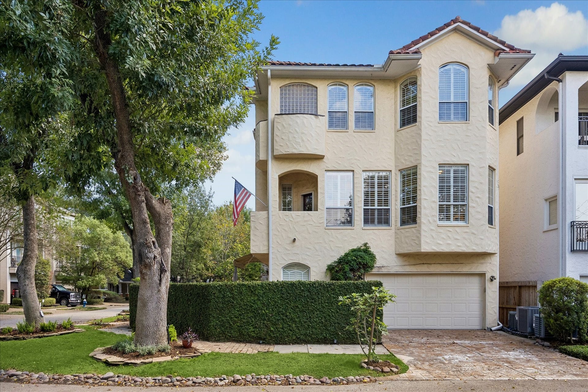 6635 Minola Street, Houston, TX 77007 6635 Minola Street, Houston, TX 77007