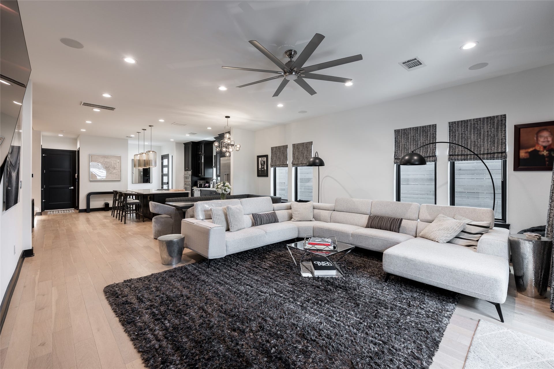 906 Knox Street, Houston, TX 77007 Designed to accommodate larger-scale furnishings without sacrificing openness, the living room showcases the generous proportions found throughout the home.