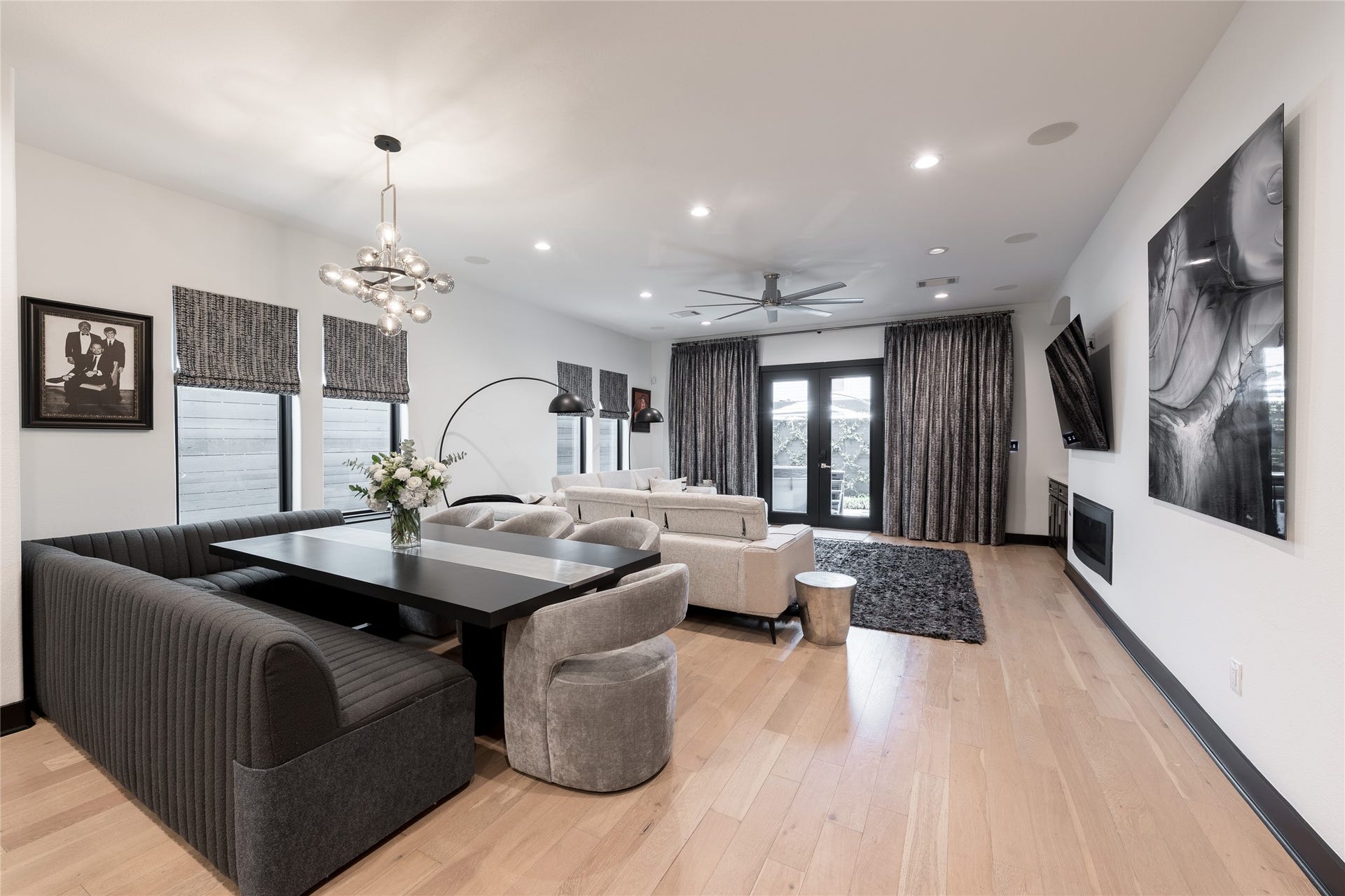 906 Knox Street, Houston, TX 77007 The expansive living area is designed with entertaining in mind, offering generous seating space and direct access to the covered outdoor patio through French doors.