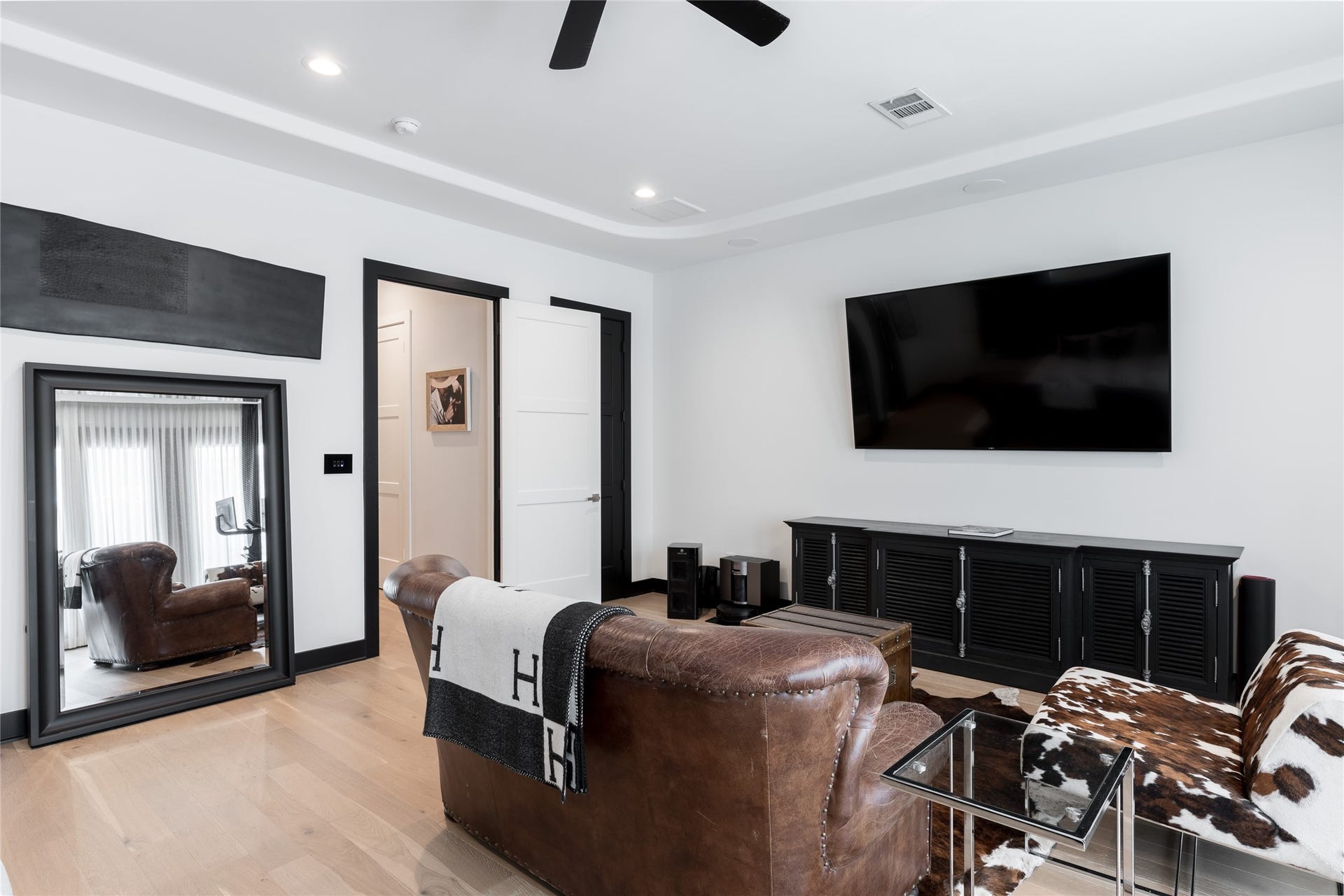 906 Knox Street, Houston, TX 77007 Thoughtfully incorporated into the primary suite, this spacious sitting area provides the feel of a private lounge within the bedroom.