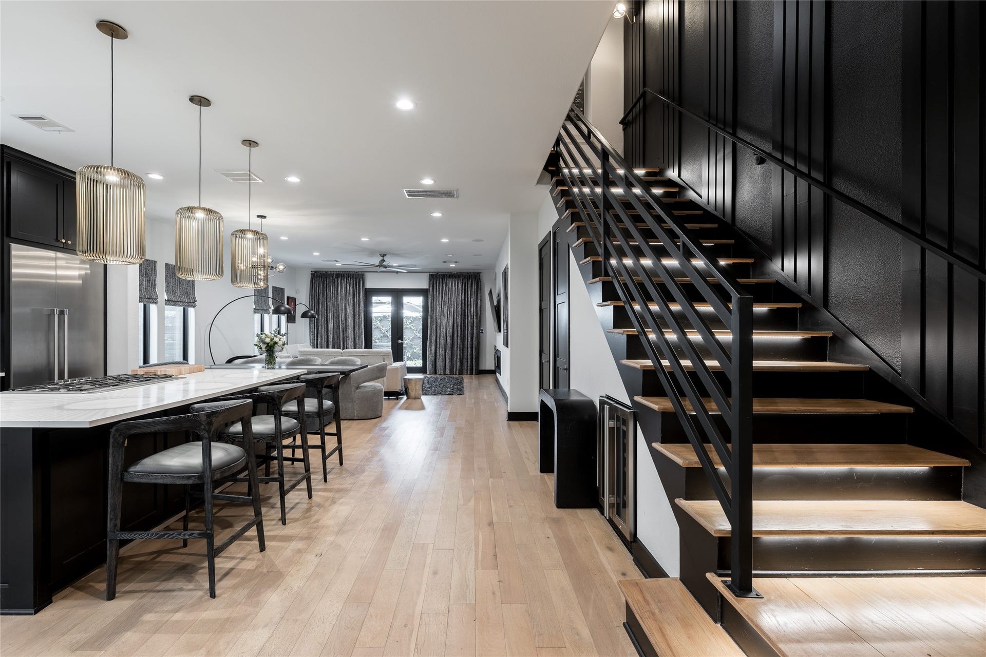 906 Knox Street, Houston, TX 77007 906 Knox is a curated home that elevates living inside the city. A thoughtfully redesigned main level connects the kitchen, dining, and living areas through an open layout, with the architectural staircase adding a strong visual focal point.