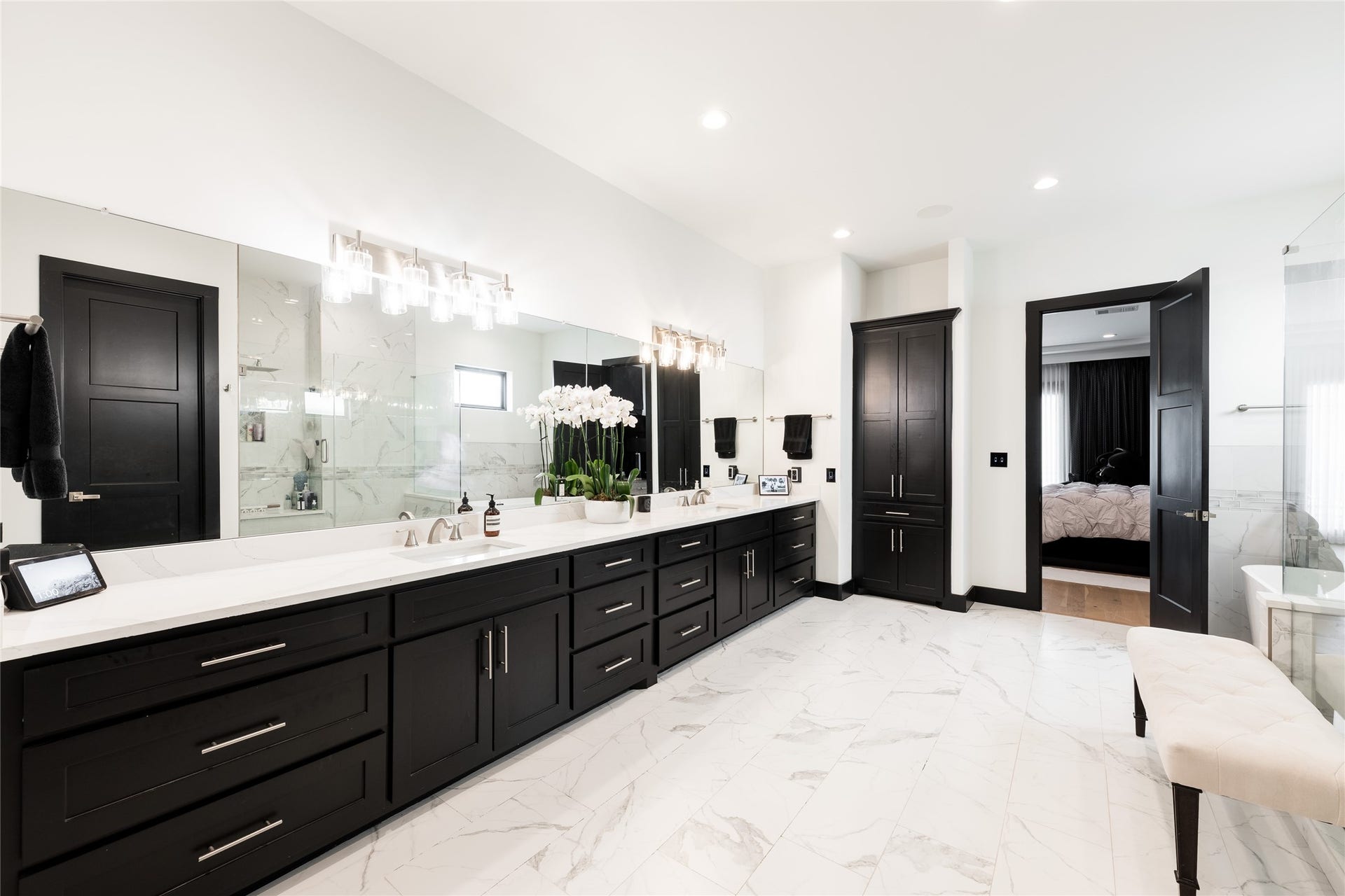 906 Knox Street, Houston, TX 77007 The spa-inspired primary bath offers exceptional scale, anchored by an expansive dual vanity with abundant cabinetry, generous counter space, and a full-width mirror.