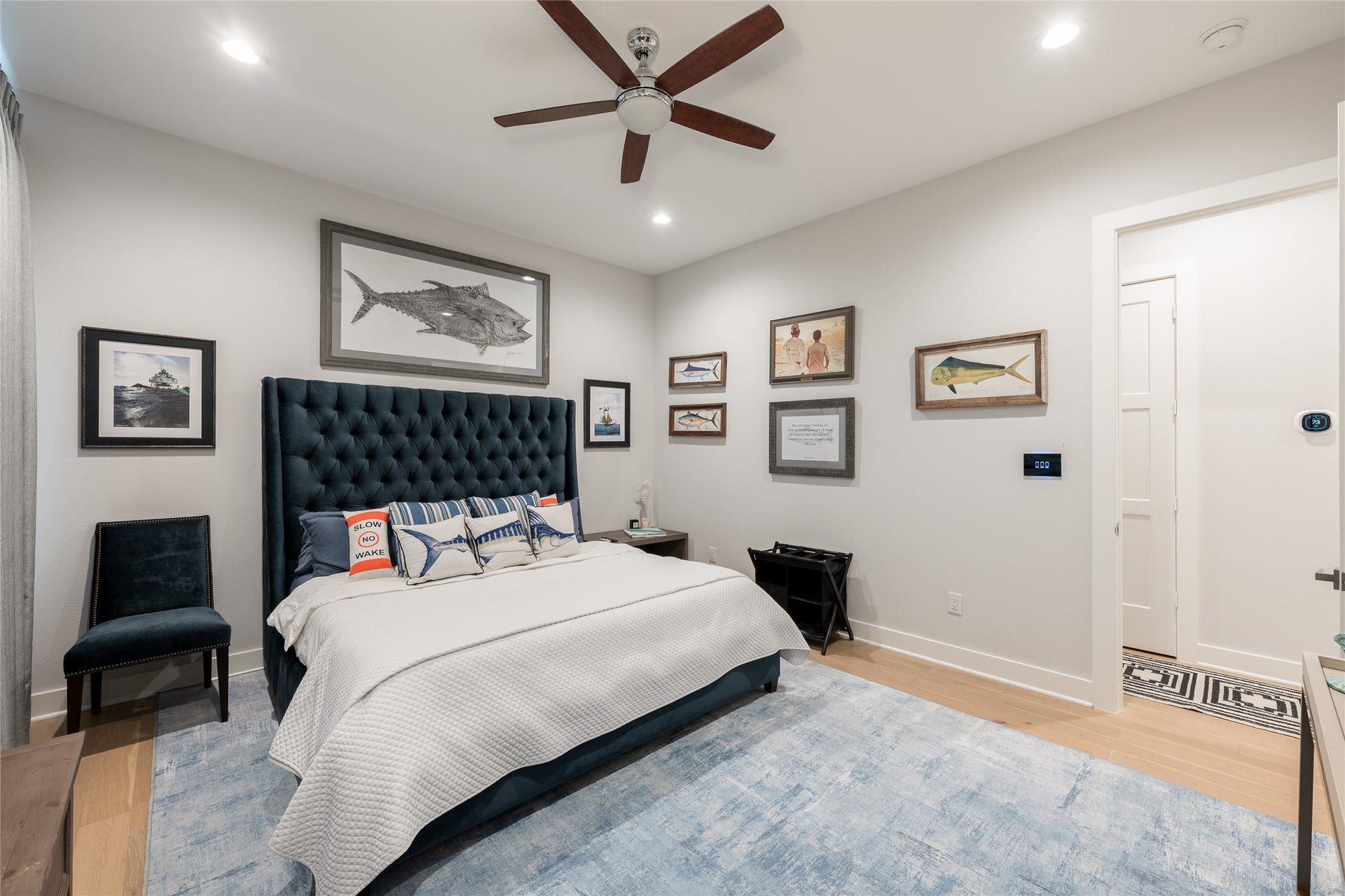 906 Knox Street, Houston, TX 77007 Another well-proportioned secondary bedroom offers a comfortable sense of separation, warm flooring, and a clean, understated finish.
