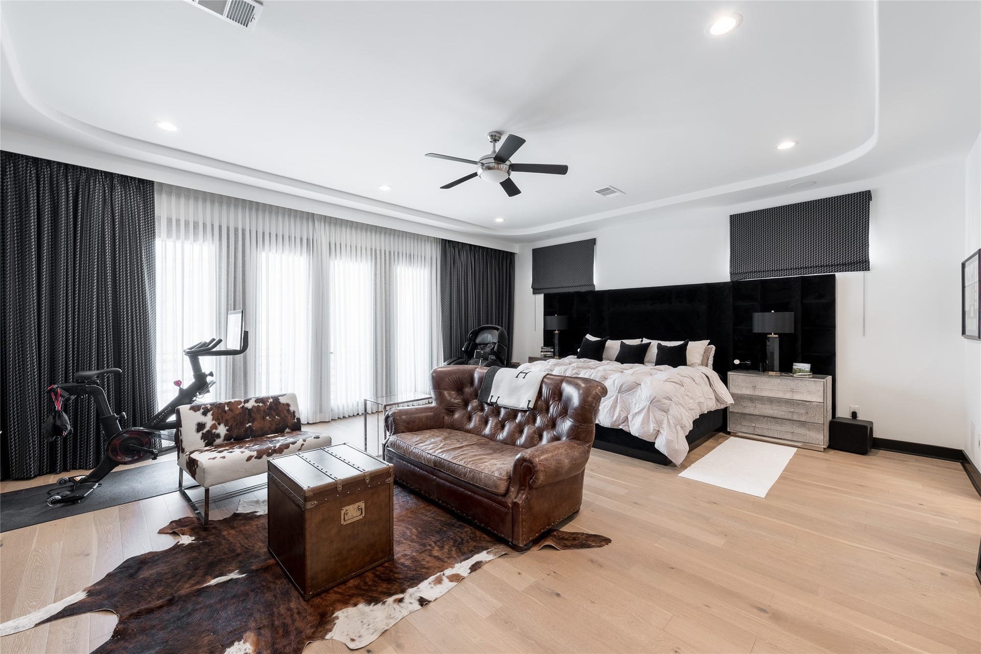 906 Knox Street, Houston, TX 77007 A wider view of the primary suite highlights its exceptional scale, with a spacious sitting area and abundant natural light creating a true retreat.