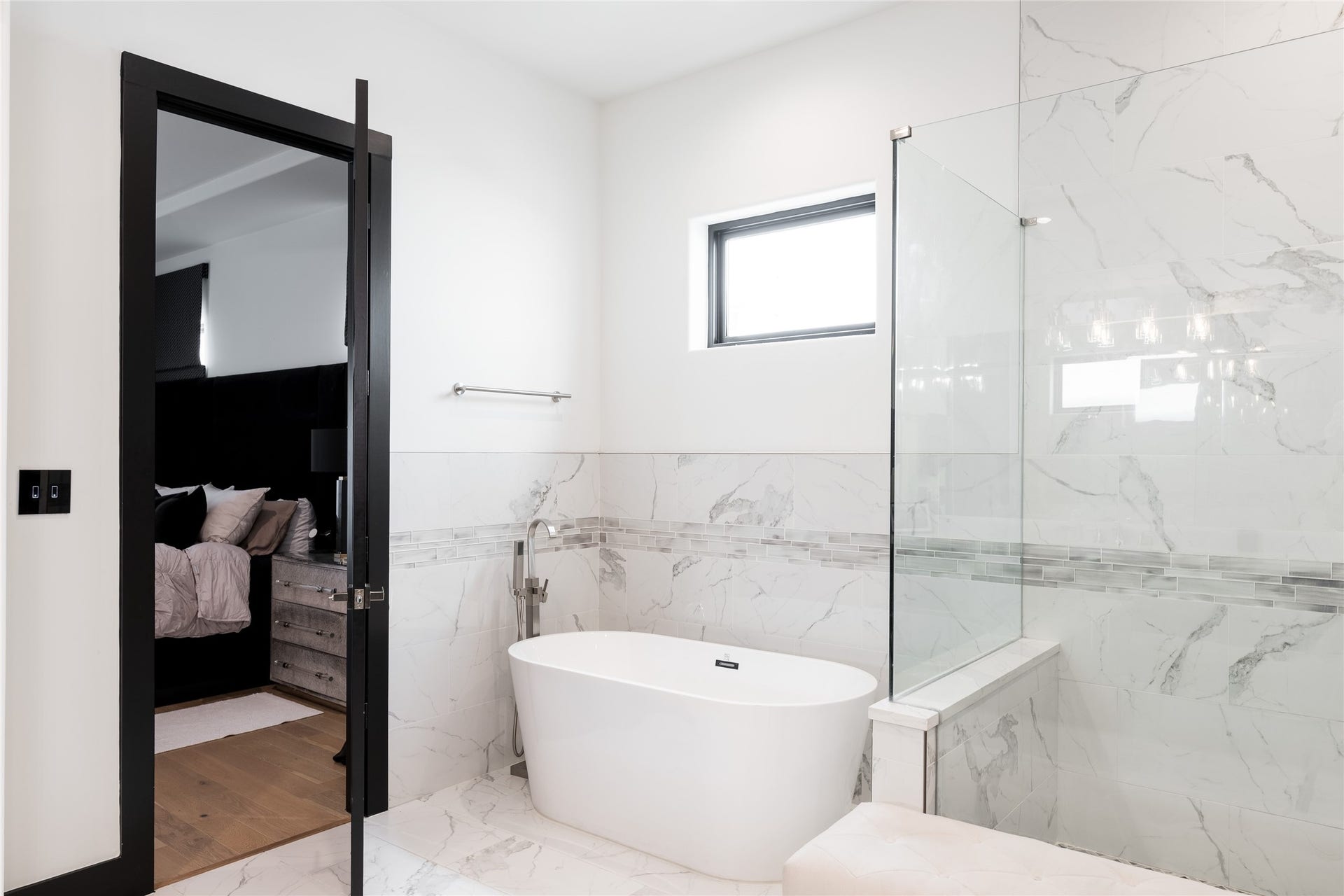 906 Knox Street, Houston, TX 77007 The primary bath pairs a sculptural freestanding tub with an expansive glass shower, creating a beautifully proportioned space for both relaxation and everyday use.