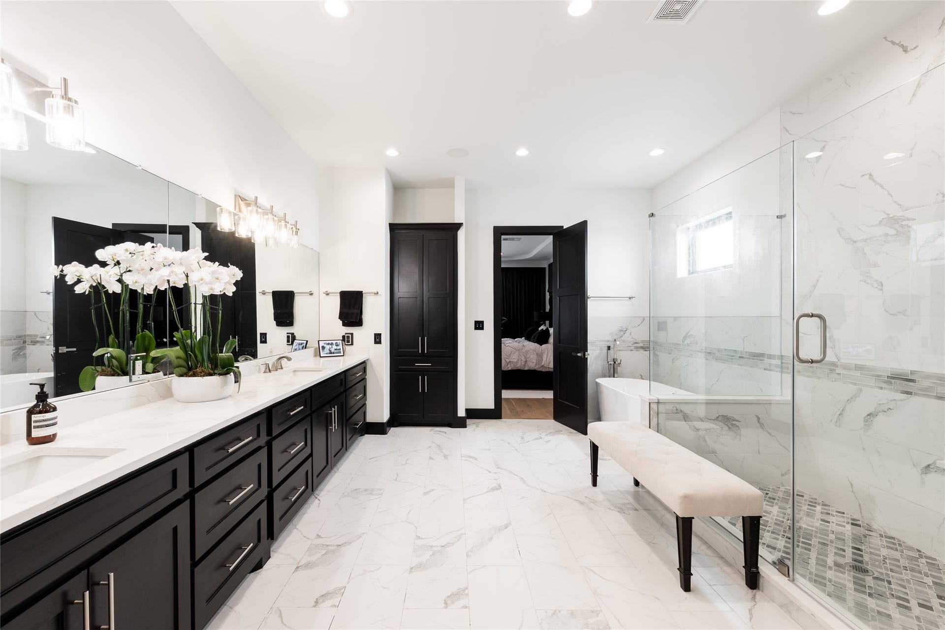 906 Knox Street, Houston, TX 77007 More than an ensuite, the primary bath was designed as a true extension of the bedroom, with generous proportions and a calm, private atmosphere.