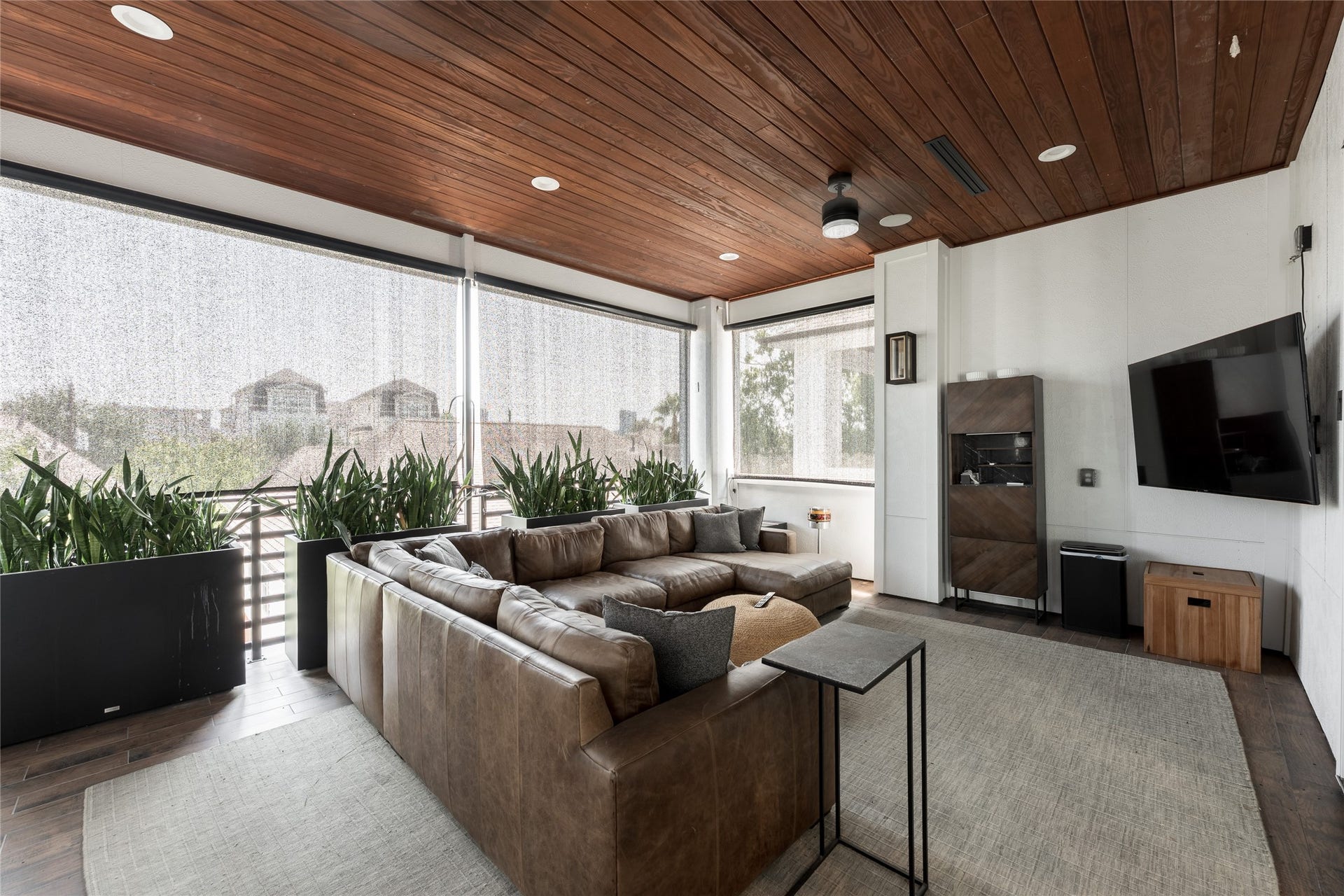 906 Knox Street, Houston, TX 77007 A very rare standout feature of 906 Knox, this covered rooftop retreat combines A/C and motorized perforated shades to create a comfortable outdoor living space designed for year-round enjoyment.